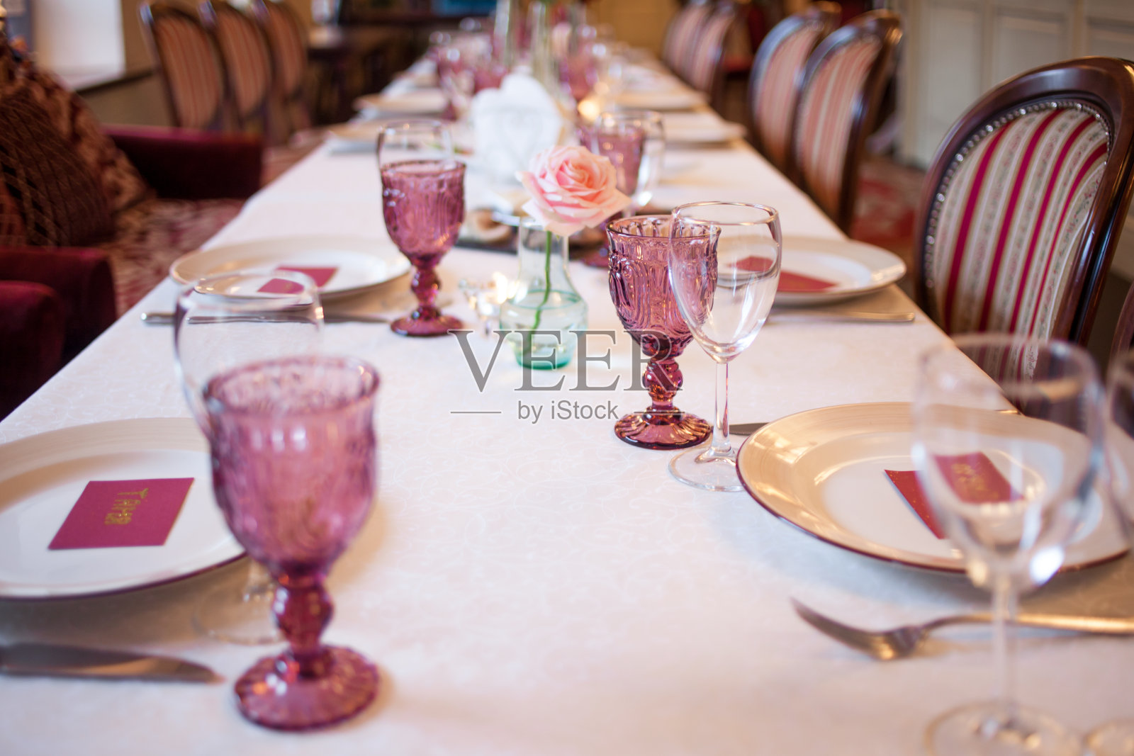 餐厅内部,大餐桌为宴会布置,装饰照片摄影图片
