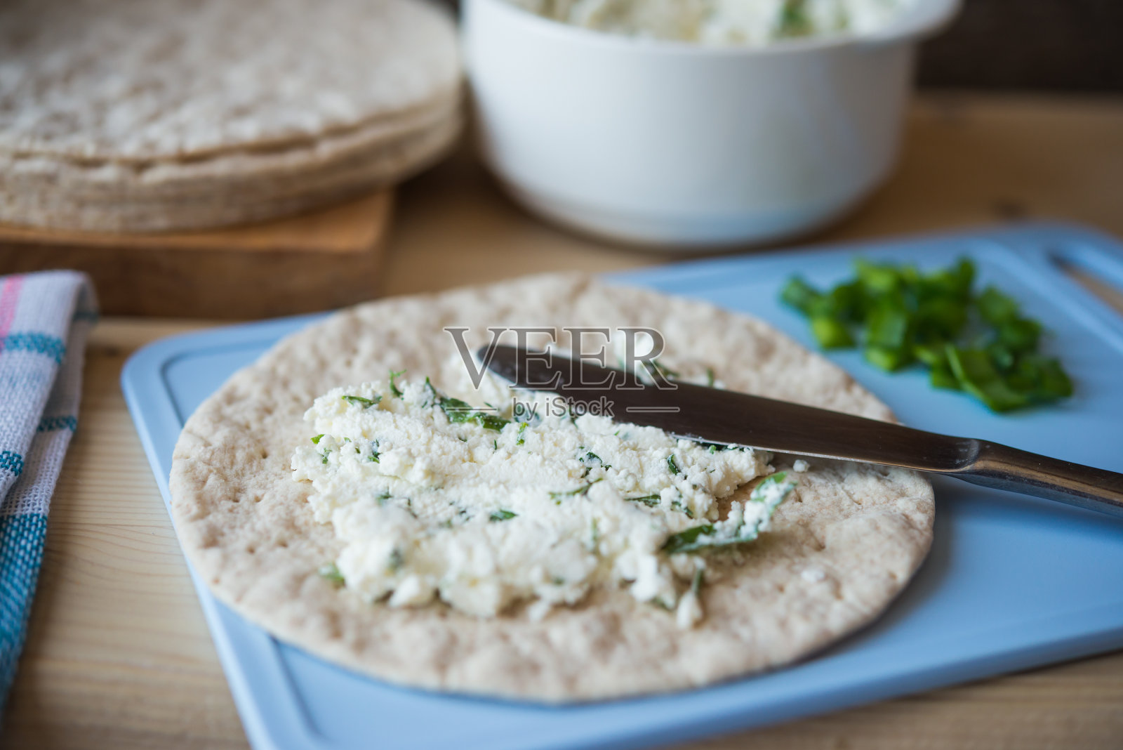 健康食品。皮塔饼,咸干酪,香草照片摄影图片