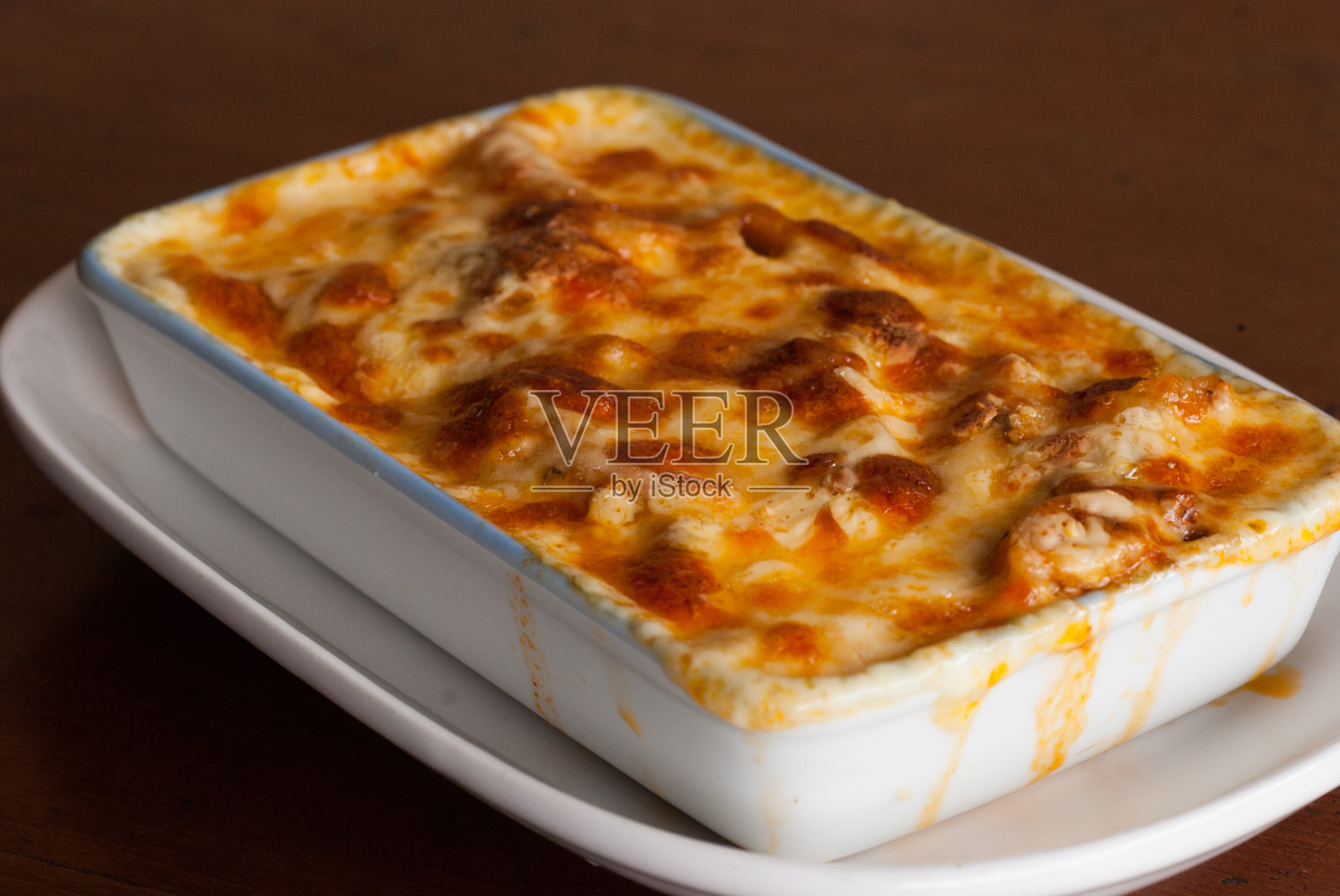 烤通心粉配番茄酱和芝士照片摄影图片