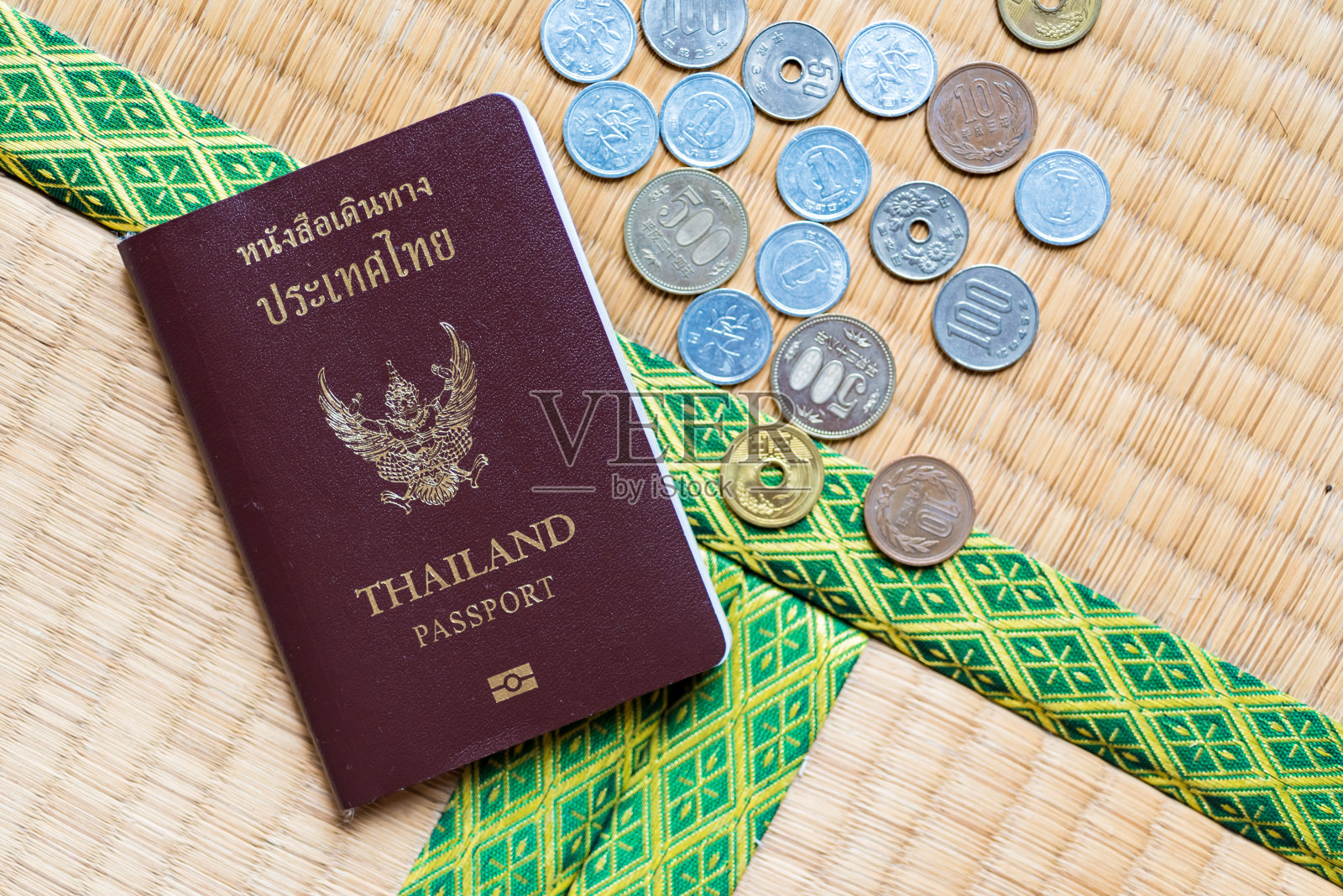 泰国护照加上日本钱照片摄影图片