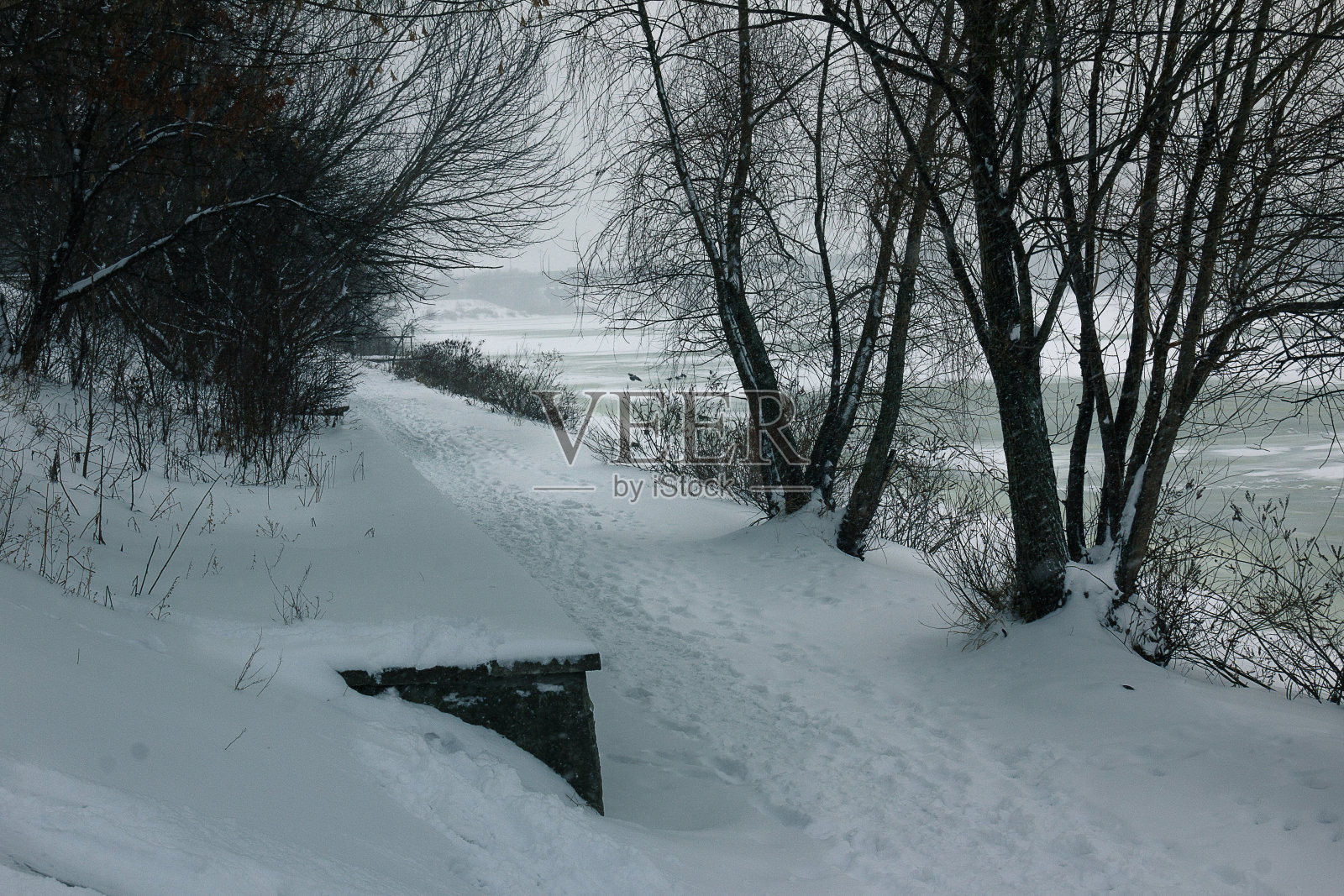 冬季景观与河流照片摄影图片
