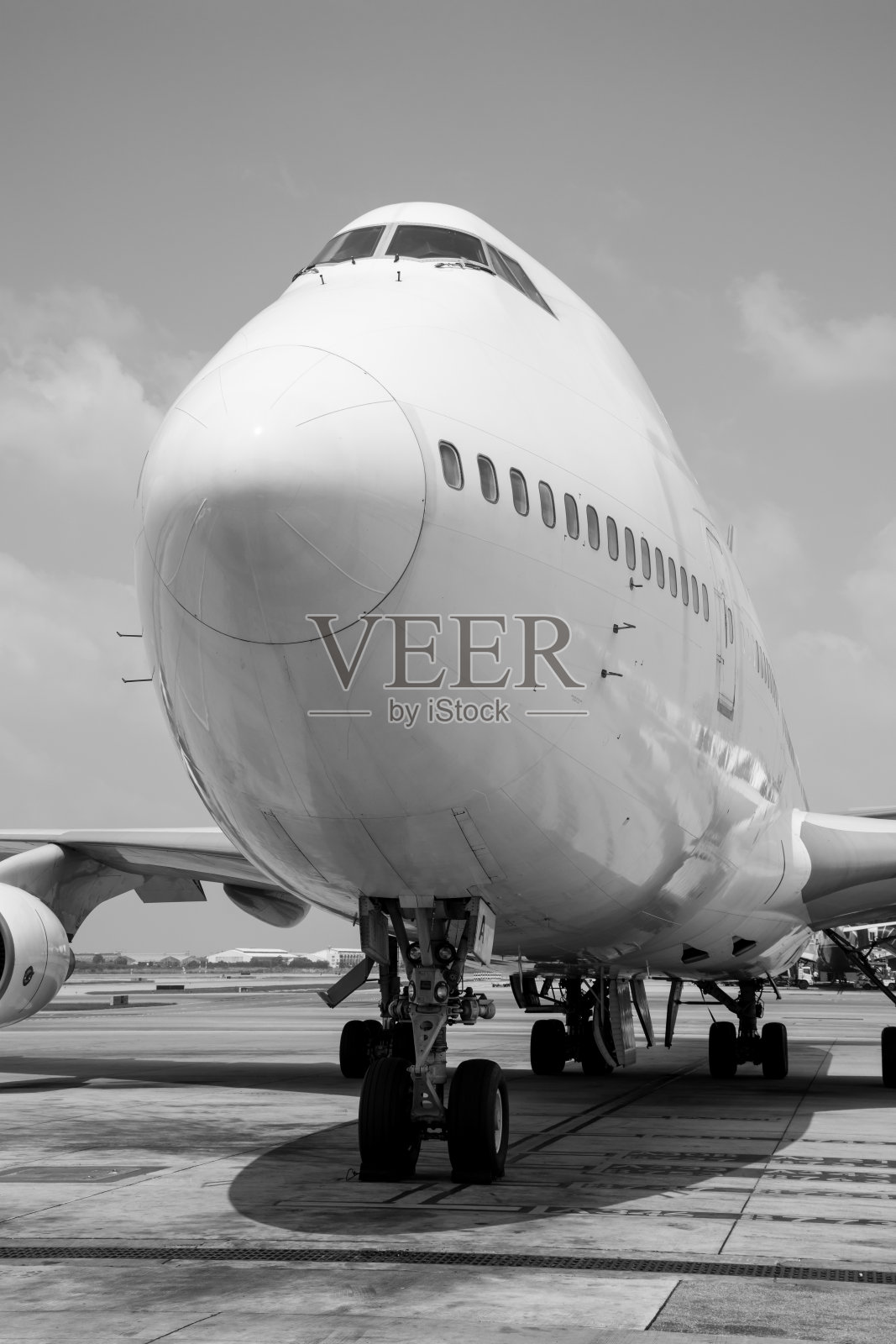 飞机停在机场照片摄影图片