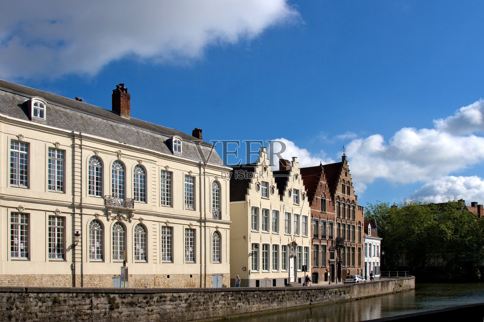 在布鲁日的佛兰芒房屋和运河的正面照片摄影图片
