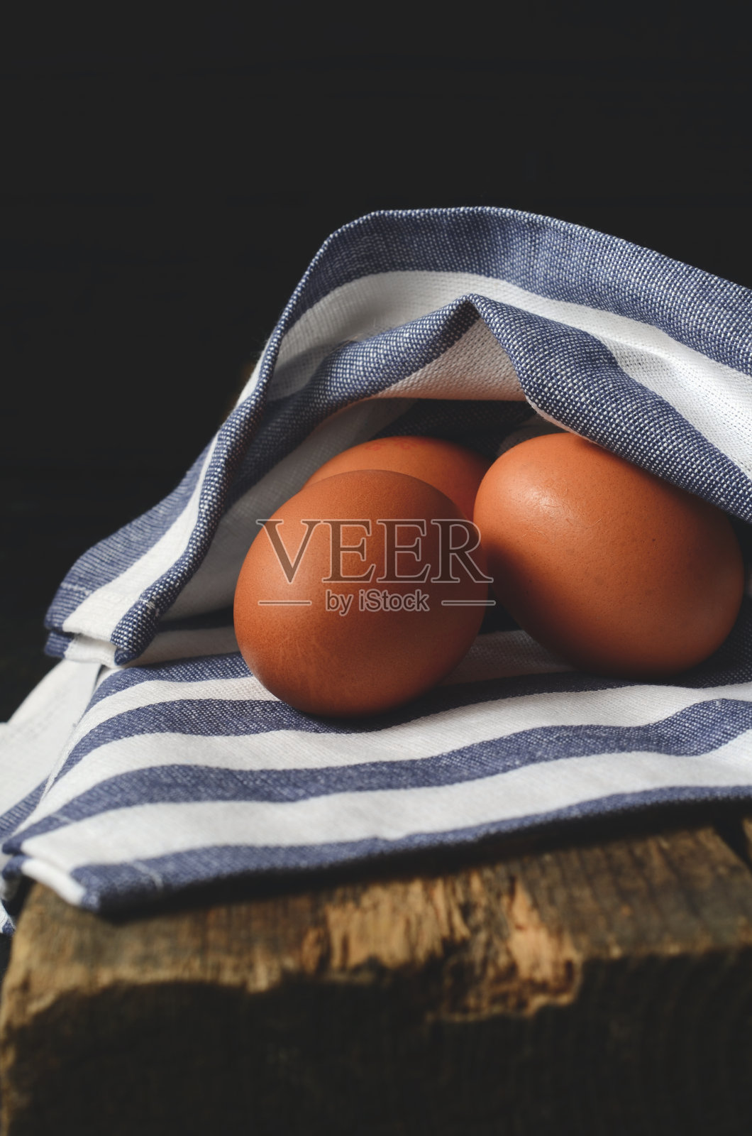 鸡蛋在桌子上照片摄影图片