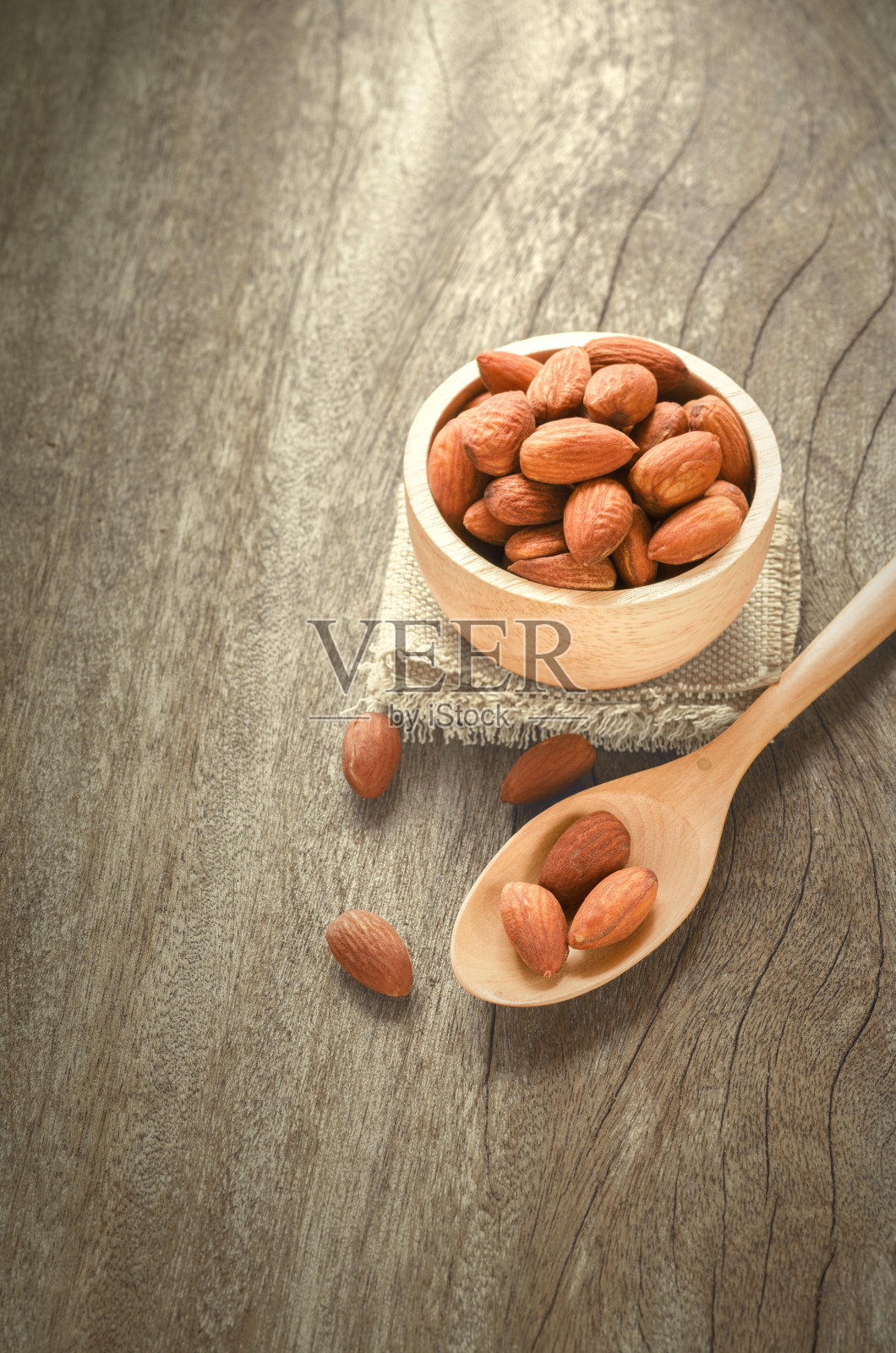 盐杏仁在旧木垫上照片摄影图片