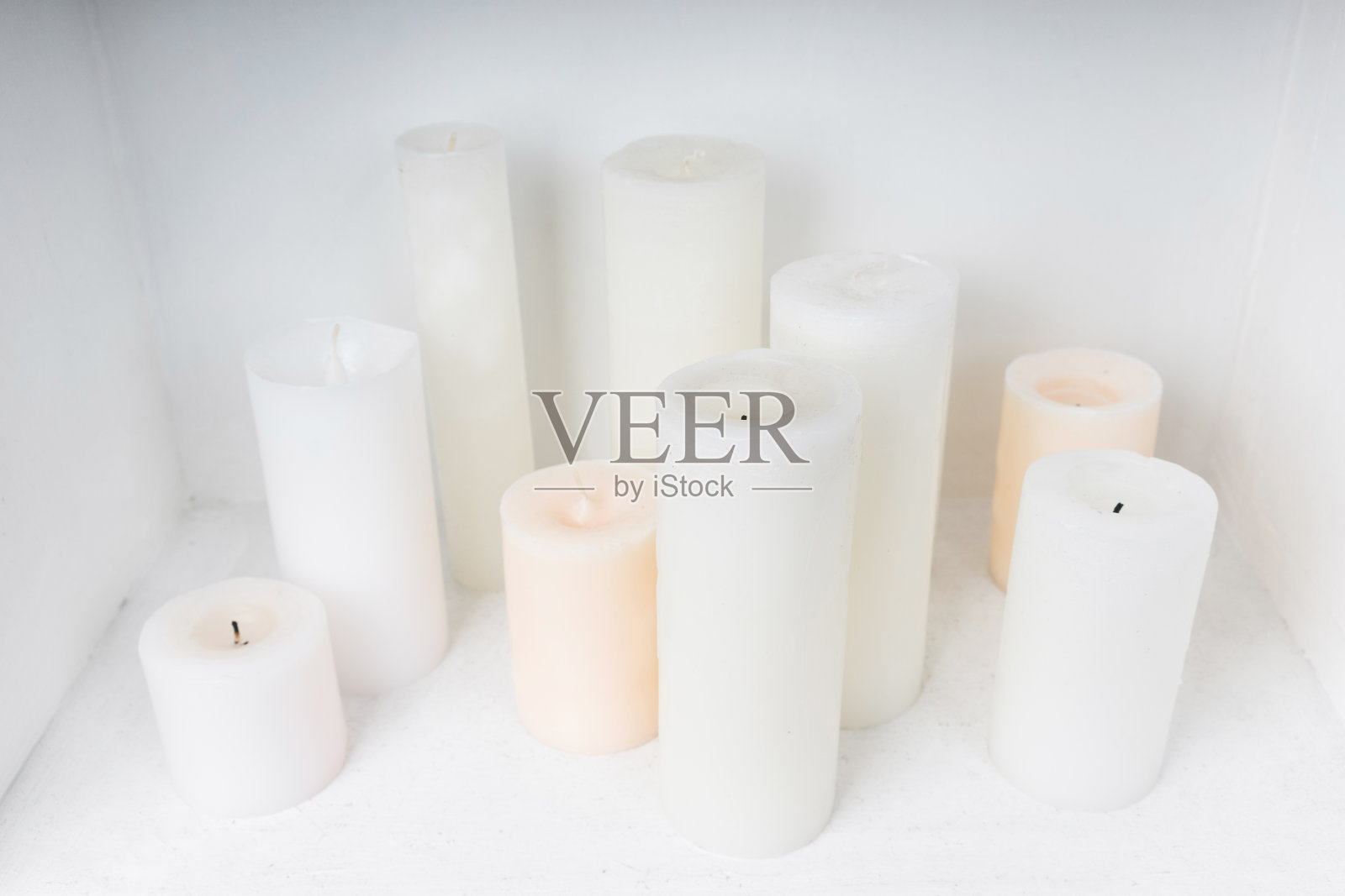 壁炉里的蜡烛照片摄影图片