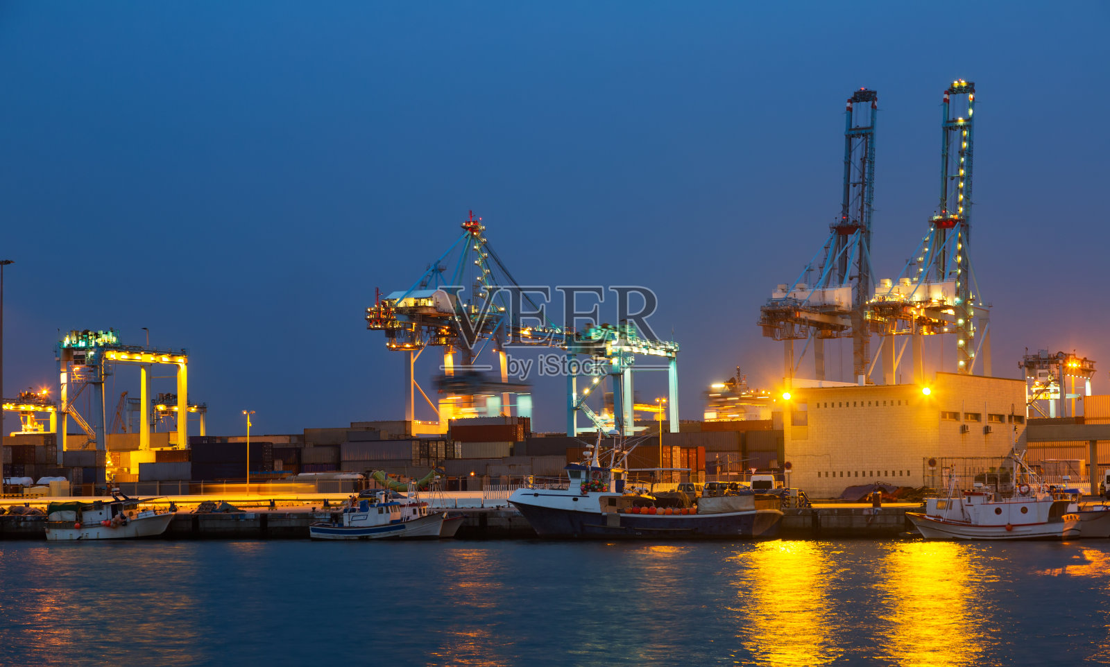港口吊车夜景。阿尔赫西拉斯照片摄影图片