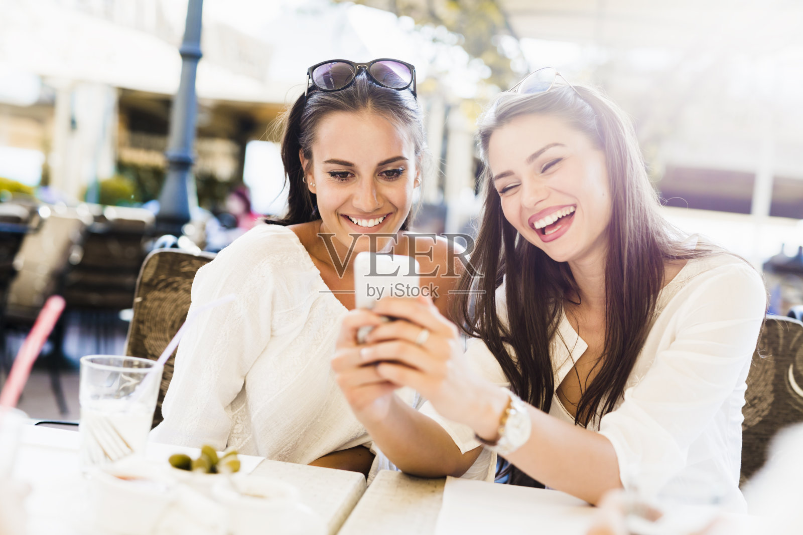 两个年轻女孩在午餐休息时聊天照片摄影图片