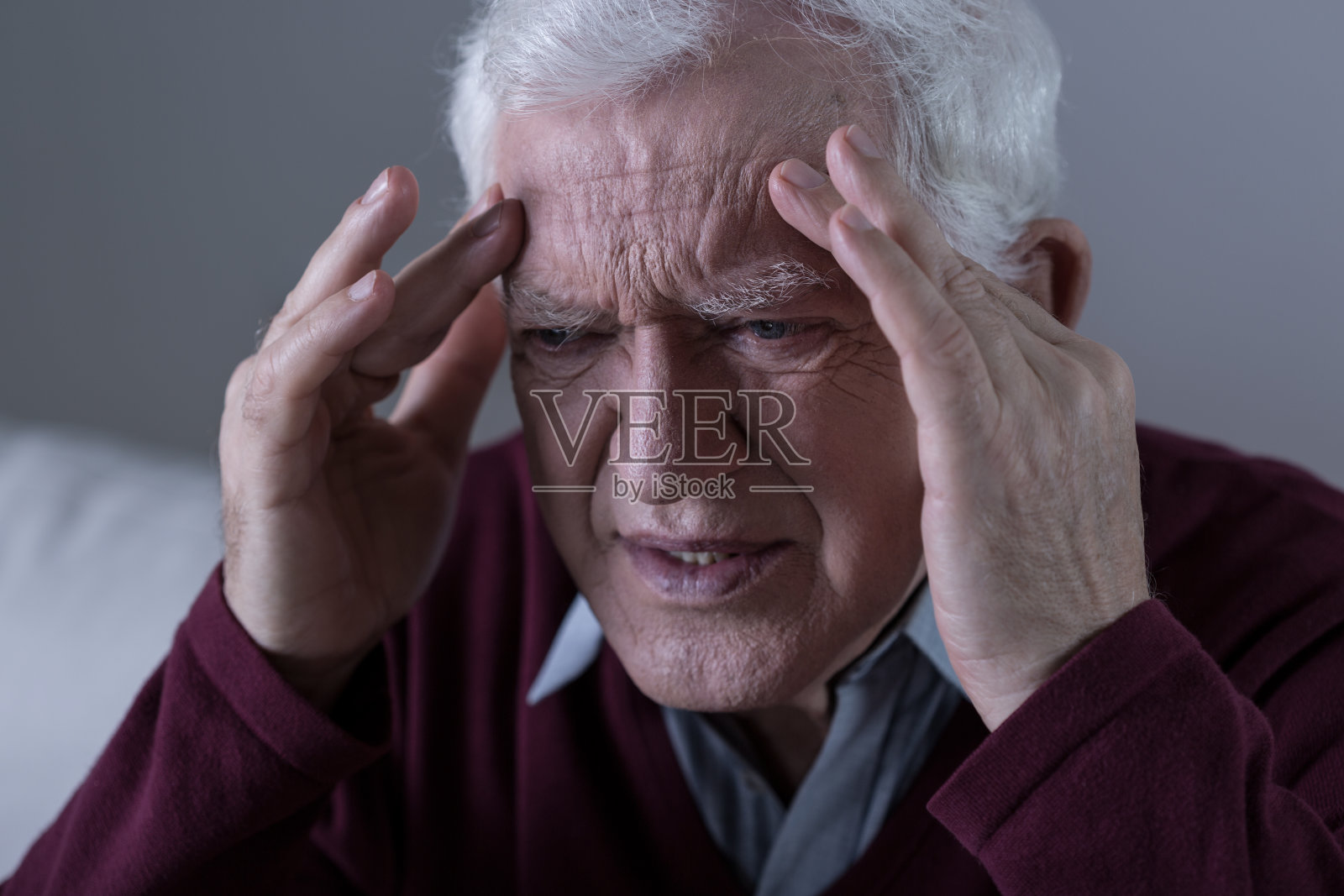 男人抱着头照片摄影图片