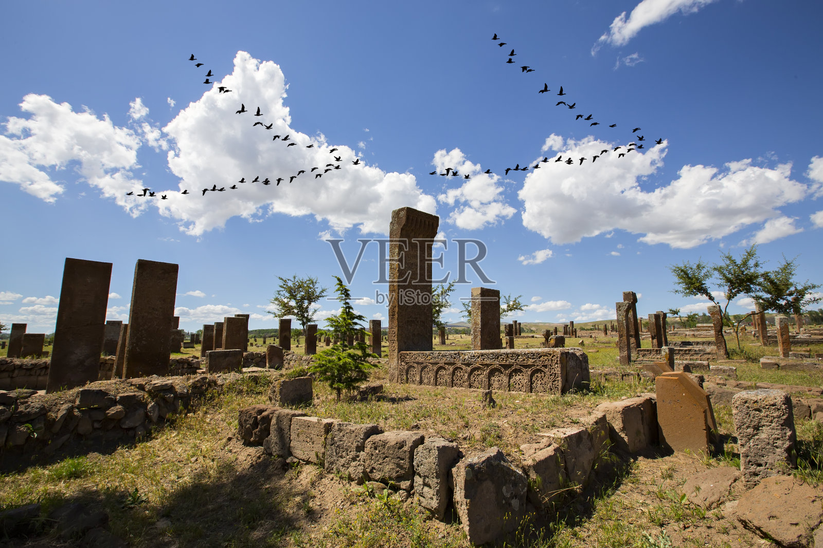 天空映衬下的旧废墟照片摄影图片