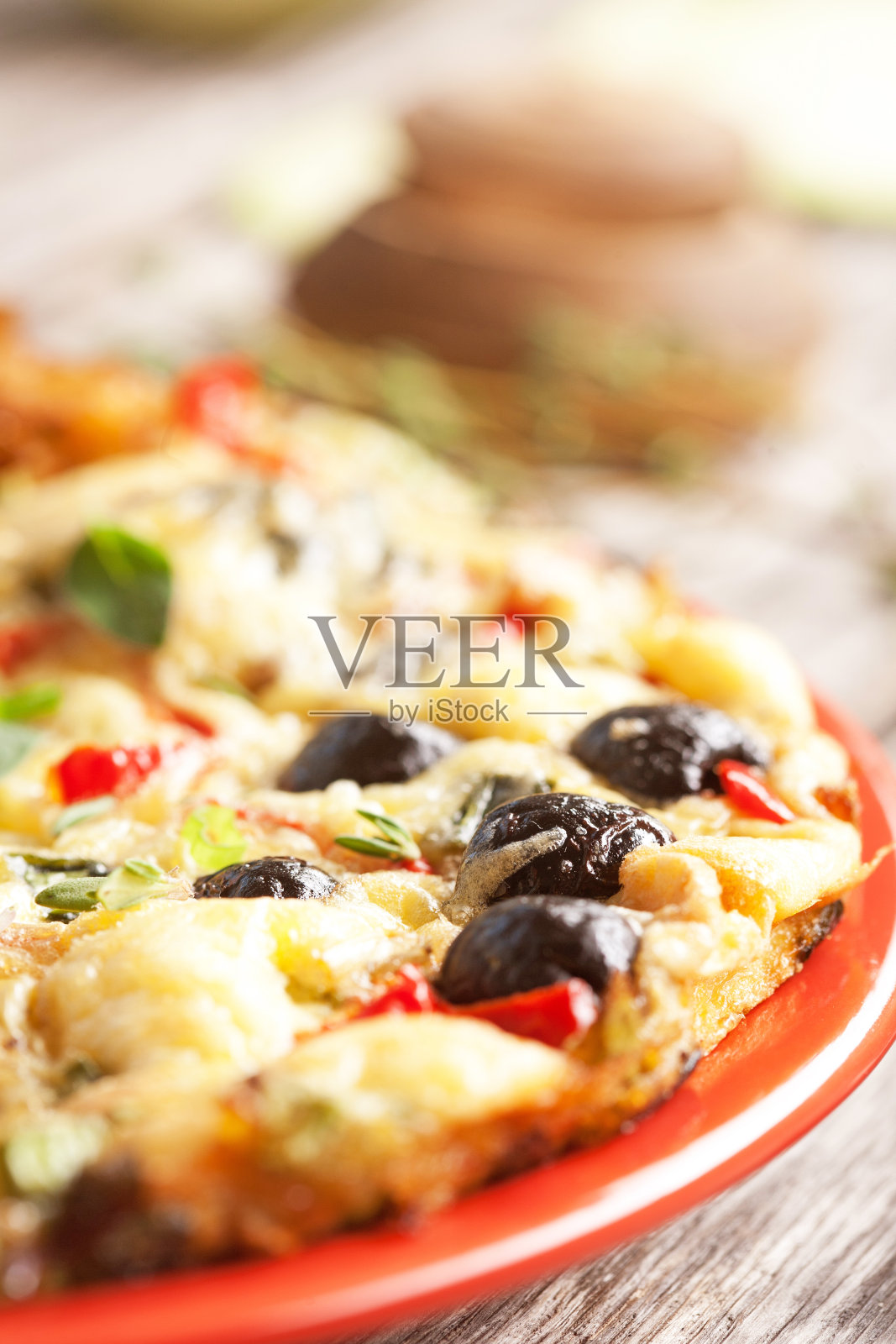 新鲜出炉的自制披萨照片摄影图片