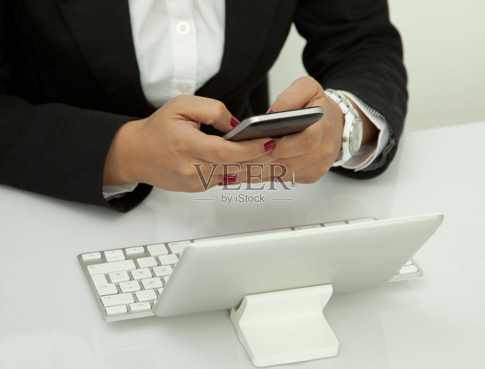 在办公室使用移动电话照片摄影图片