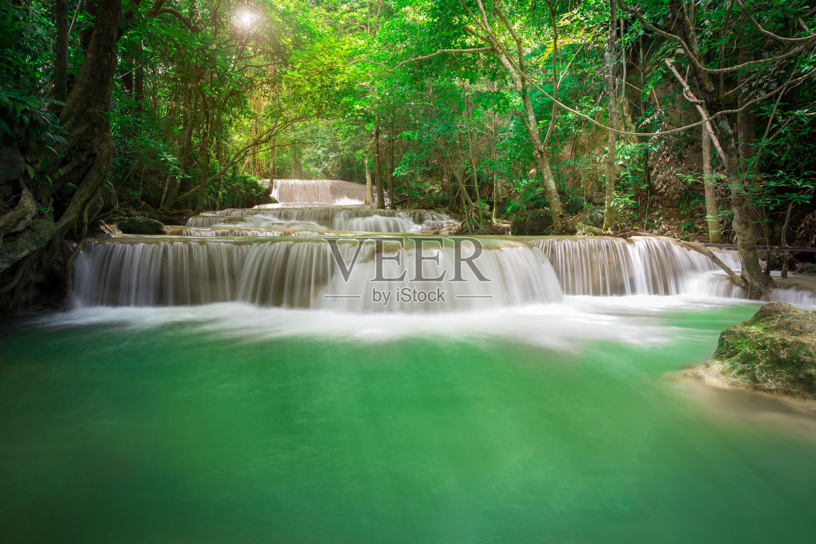 美丽的丛林瀑布照片摄影图片