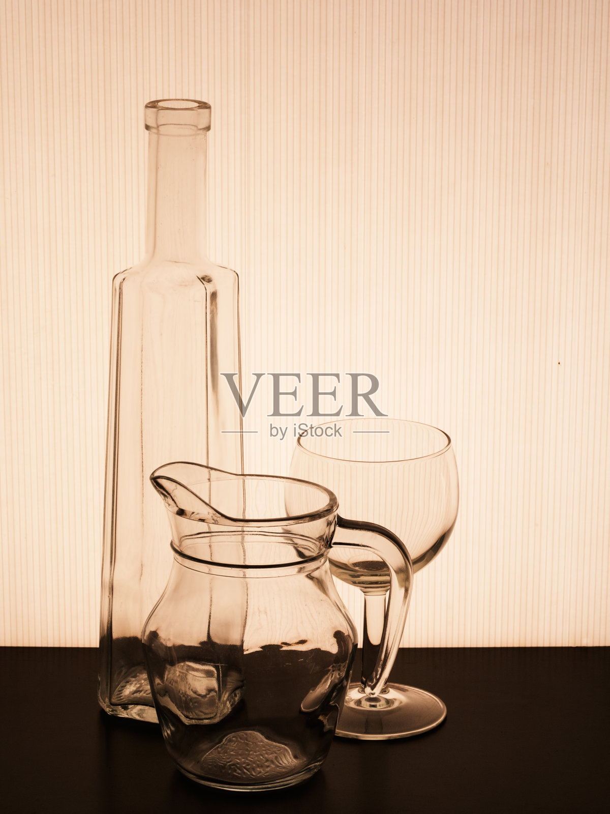 旧玻璃器皿的轮廓,淡褐色仿古效果。照片摄影图片