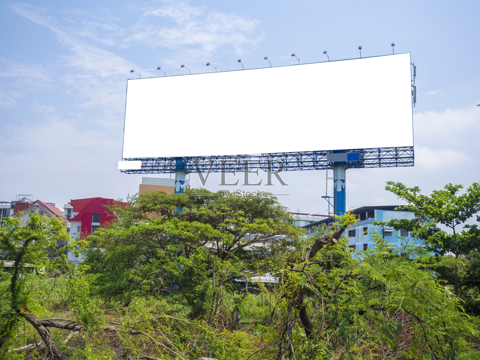 蓝天上的空白广告牌照片摄影图片