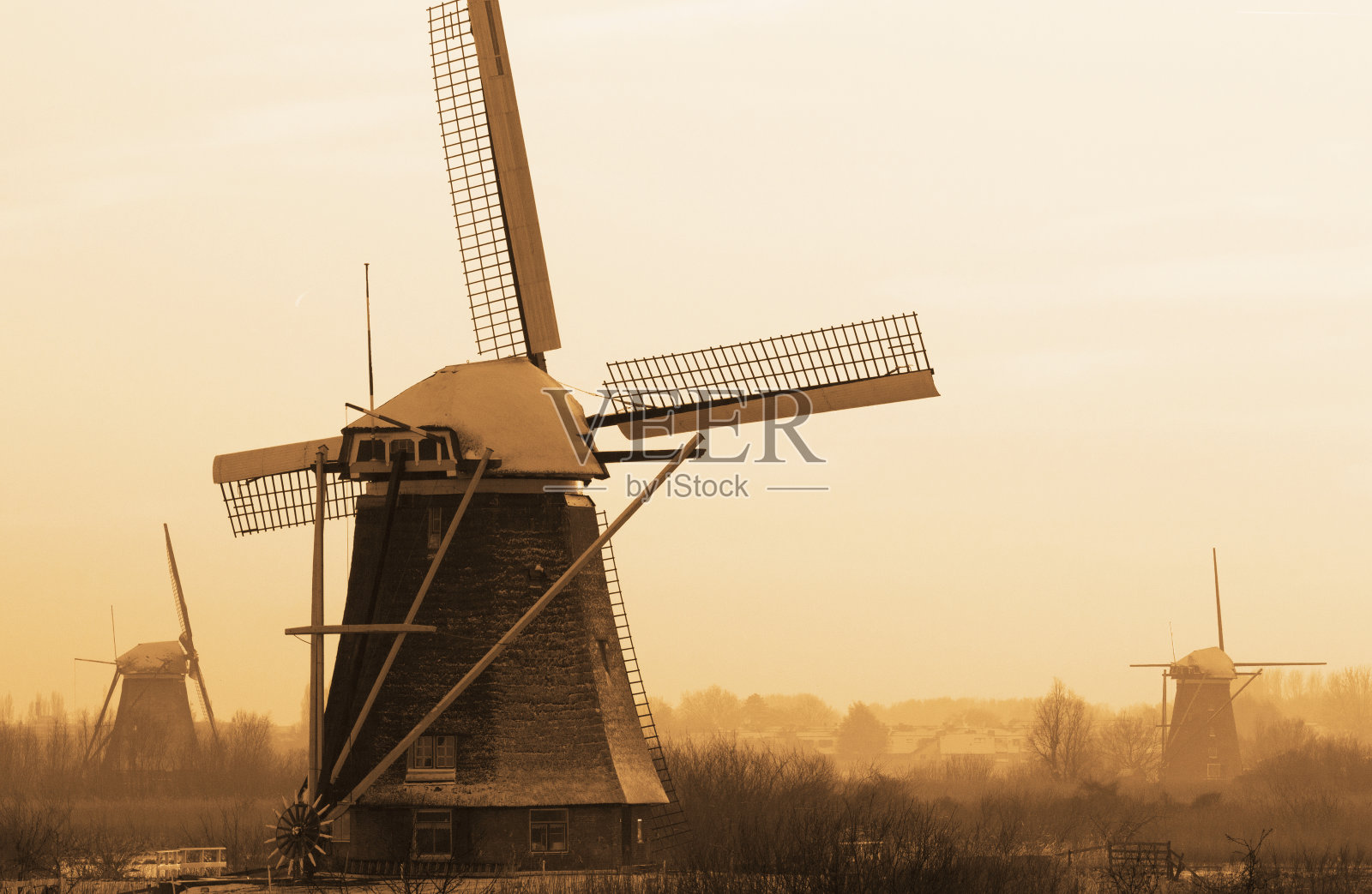 风车在日落时分照片摄影图片