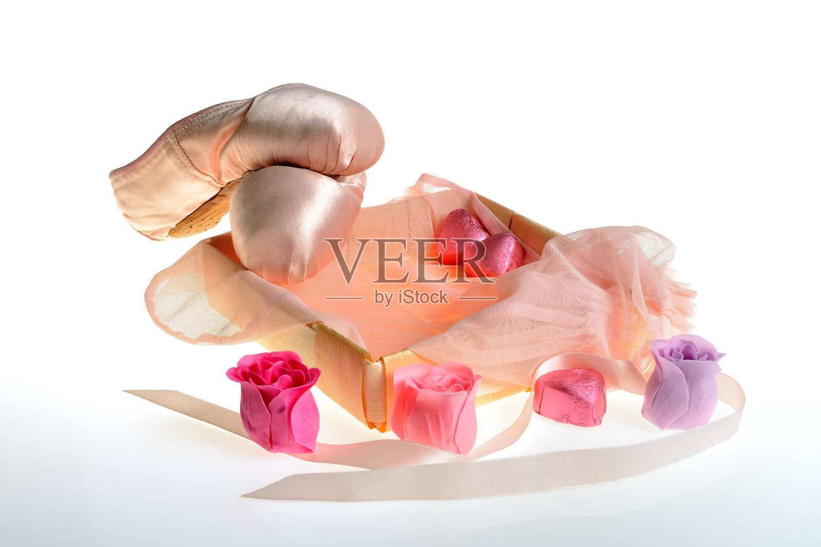 粉色芭蕾舞鞋,尖头鞋和芭蕾舞娃娃照片摄影图片