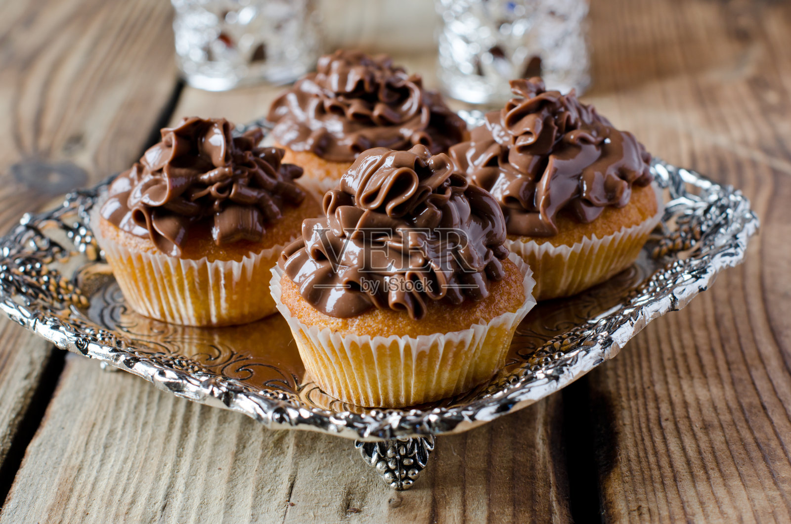巧克力奶油纸杯蛋糕照片摄影图片