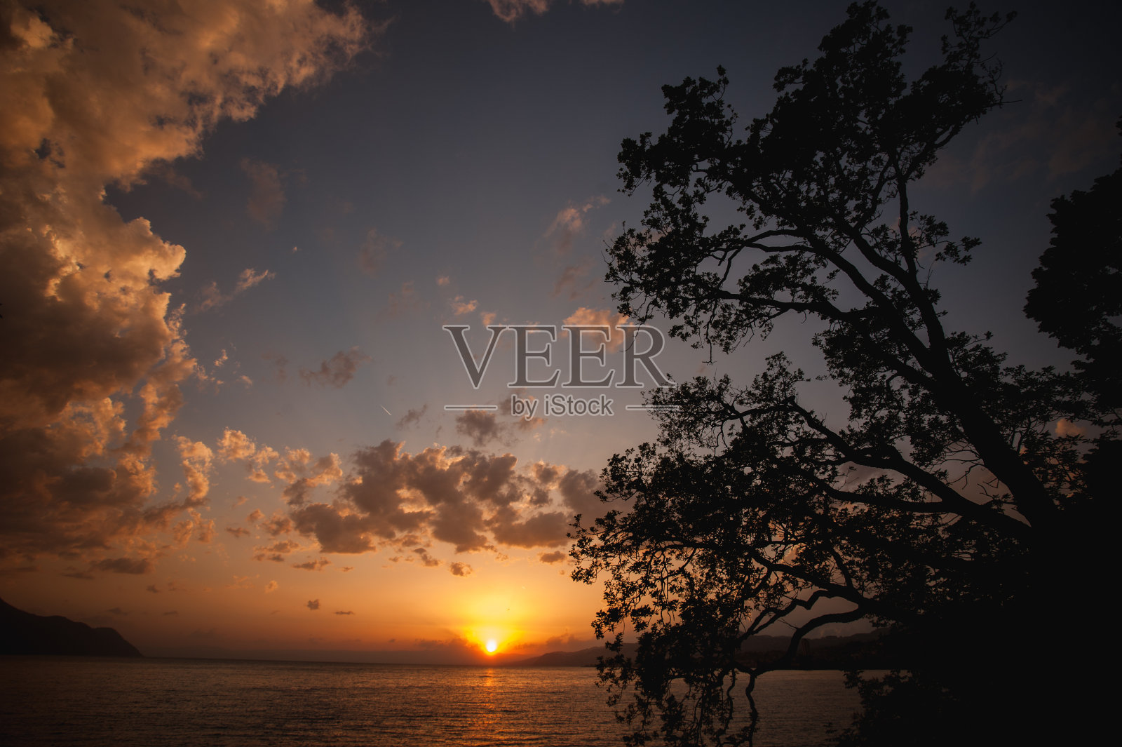 多云橙色日落湖照片摄影图片