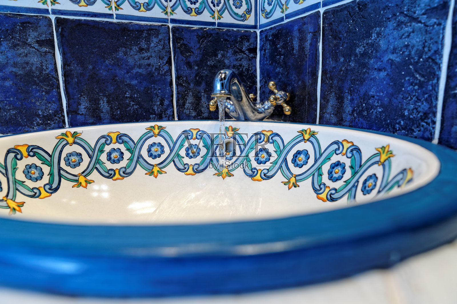 古典蓝色巴洛克盆照片摄影图片