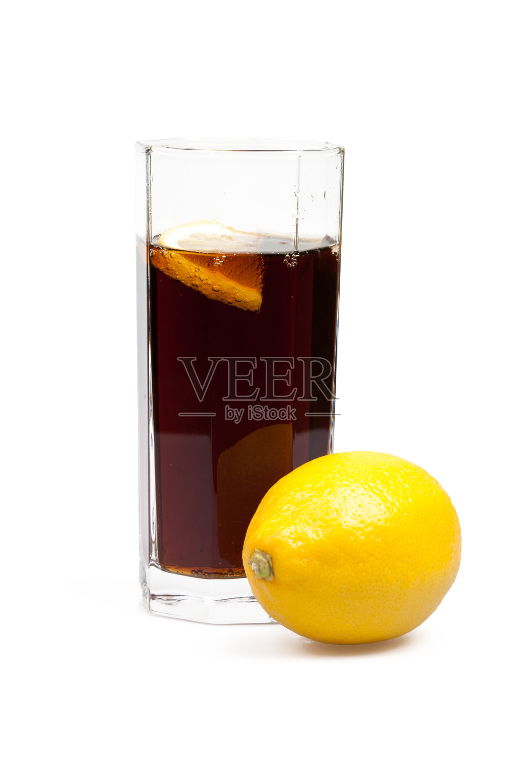 杯子里有可乐和柠檬照片摄影图片