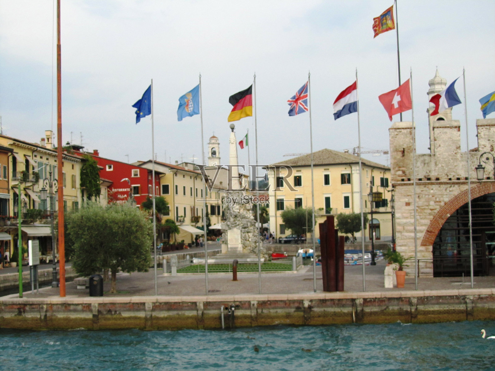 慵懒在意大利加尔达湖照片摄影图片