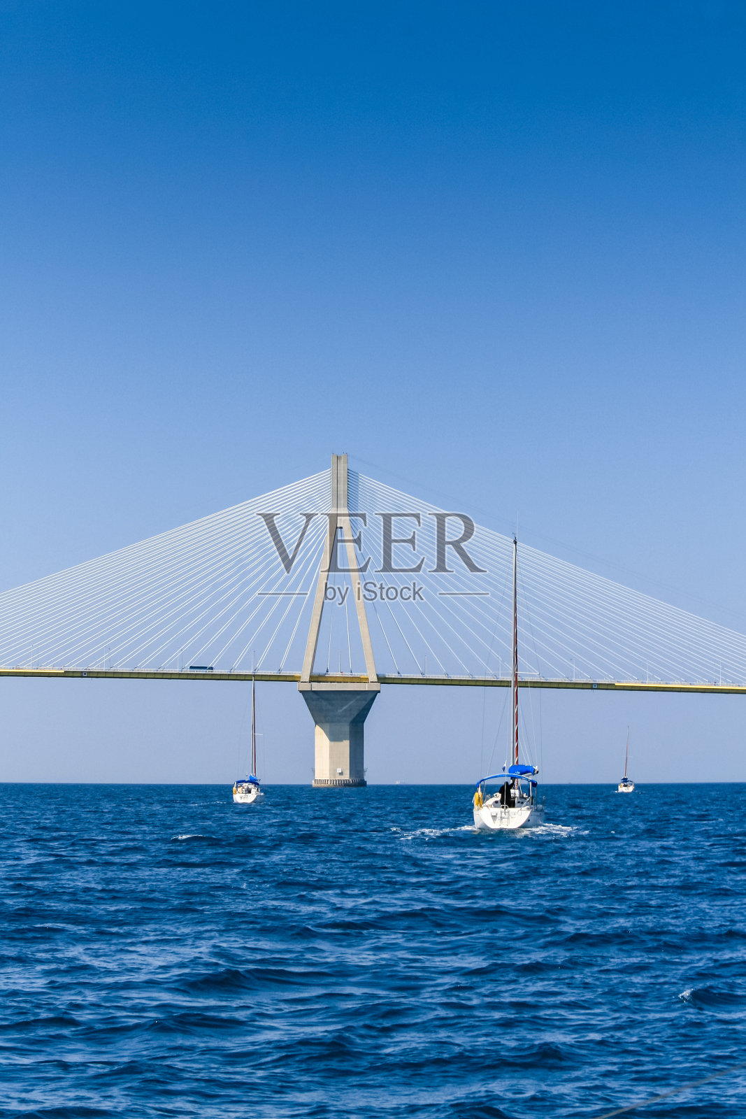 三艘游艇正在驶近科林斯湾的吊桥。照片摄影图片