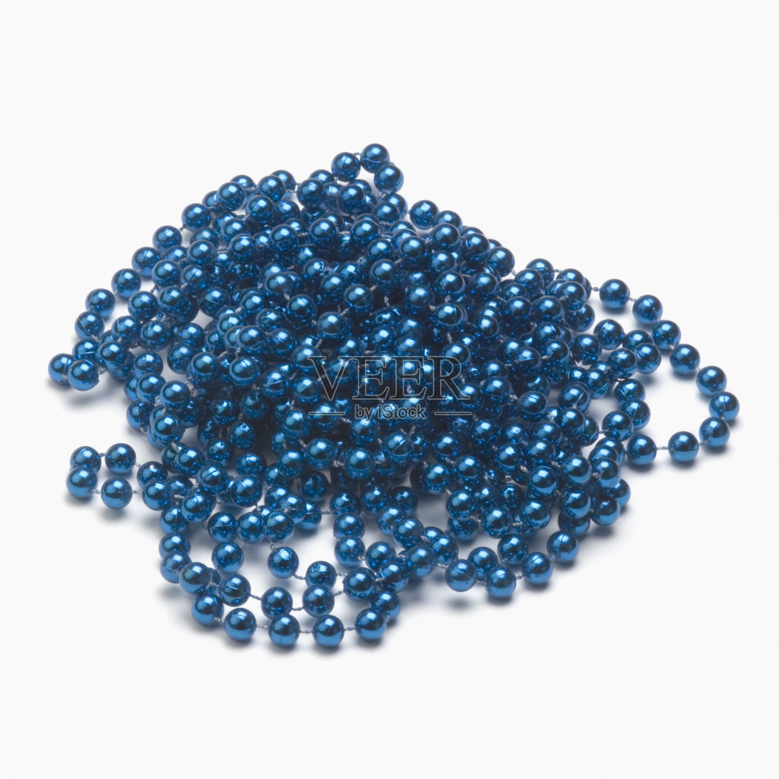 白色背景上的一串蓝色珠子照片摄影图片