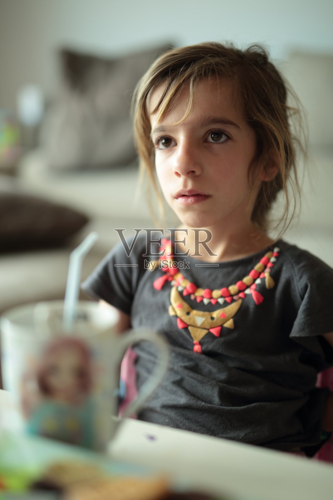 女孩吃早餐。照片摄影图片