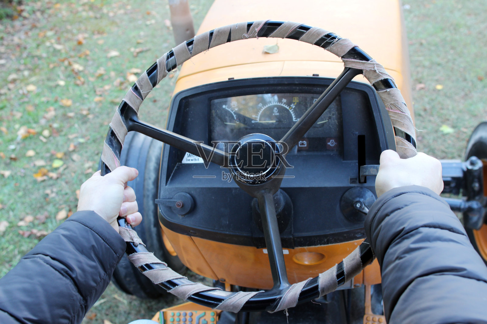 驾驶拖拉机照片摄影图片