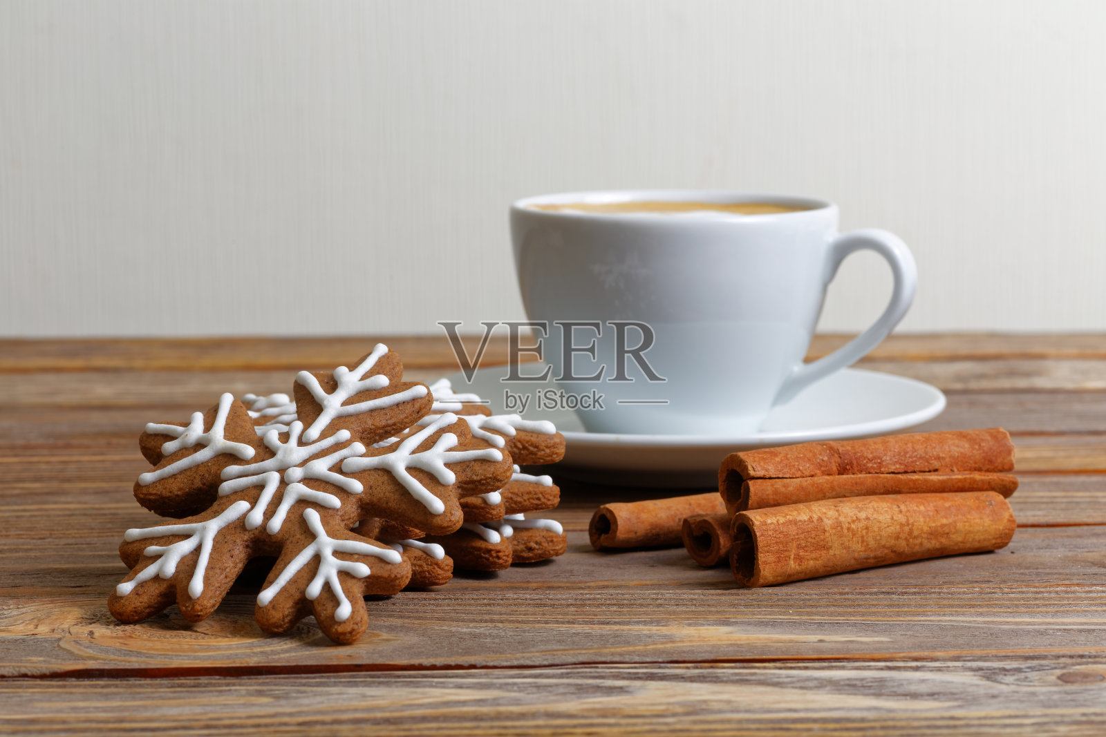 姜饼,一杯热卡布奇诺和肉桂照片摄影图片