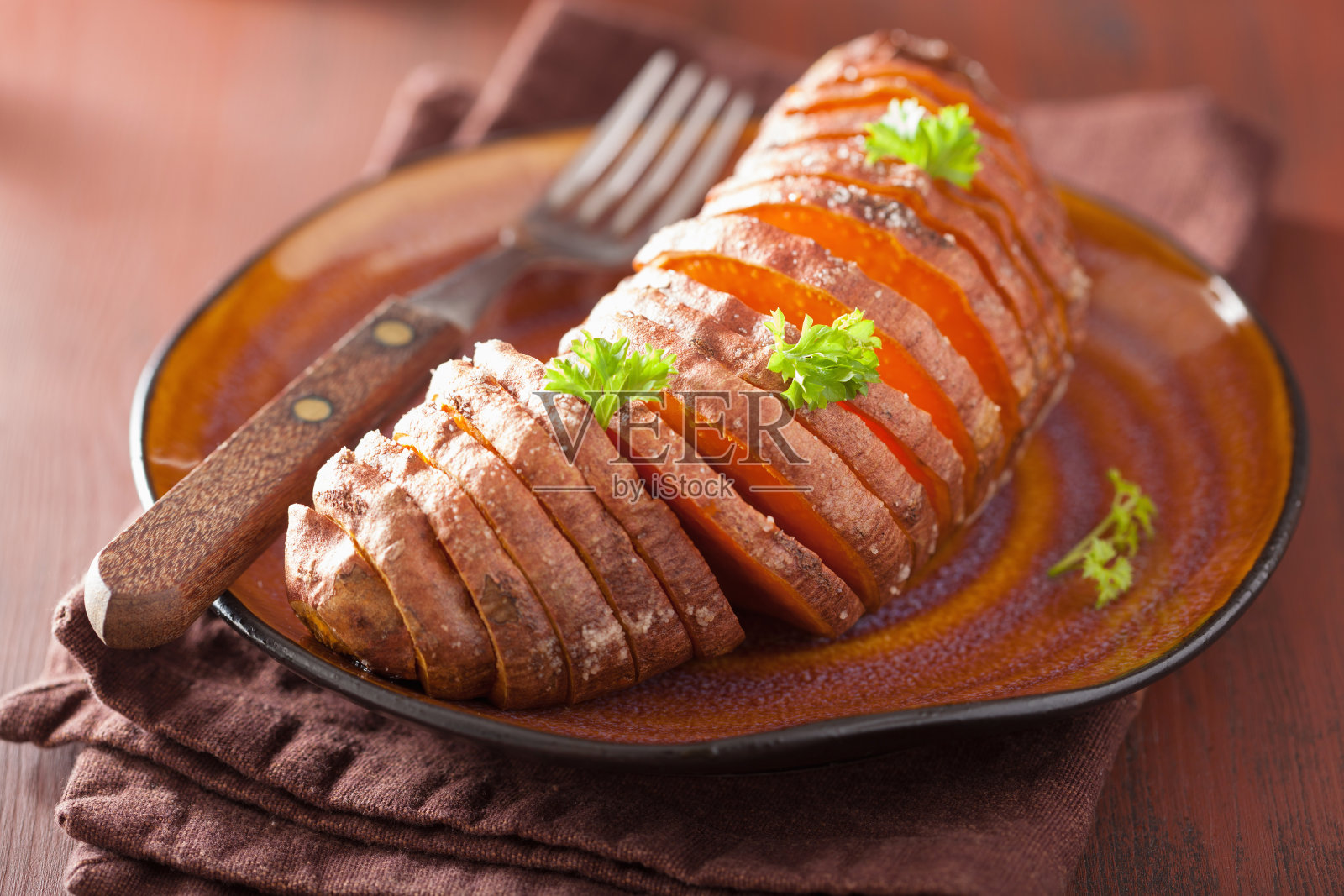 hasselback烤土豆照片摄影图片