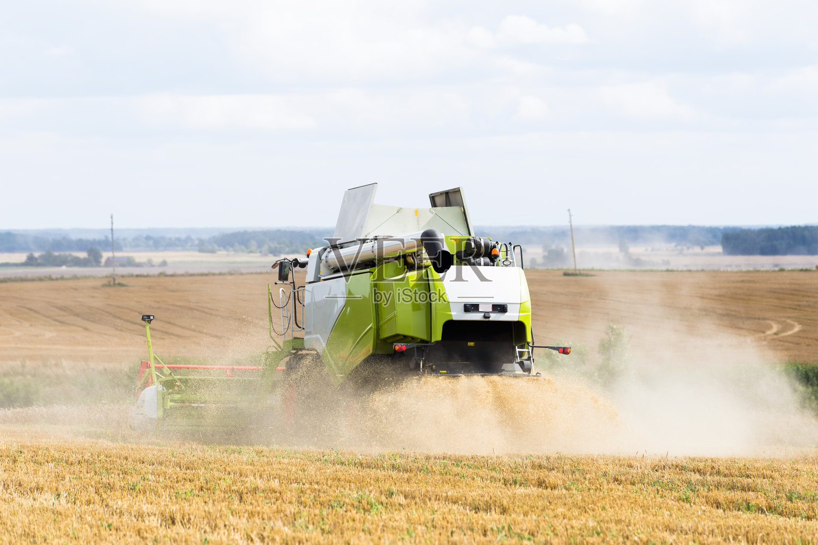 麦田里的工作收获联合收割机照片摄影图片