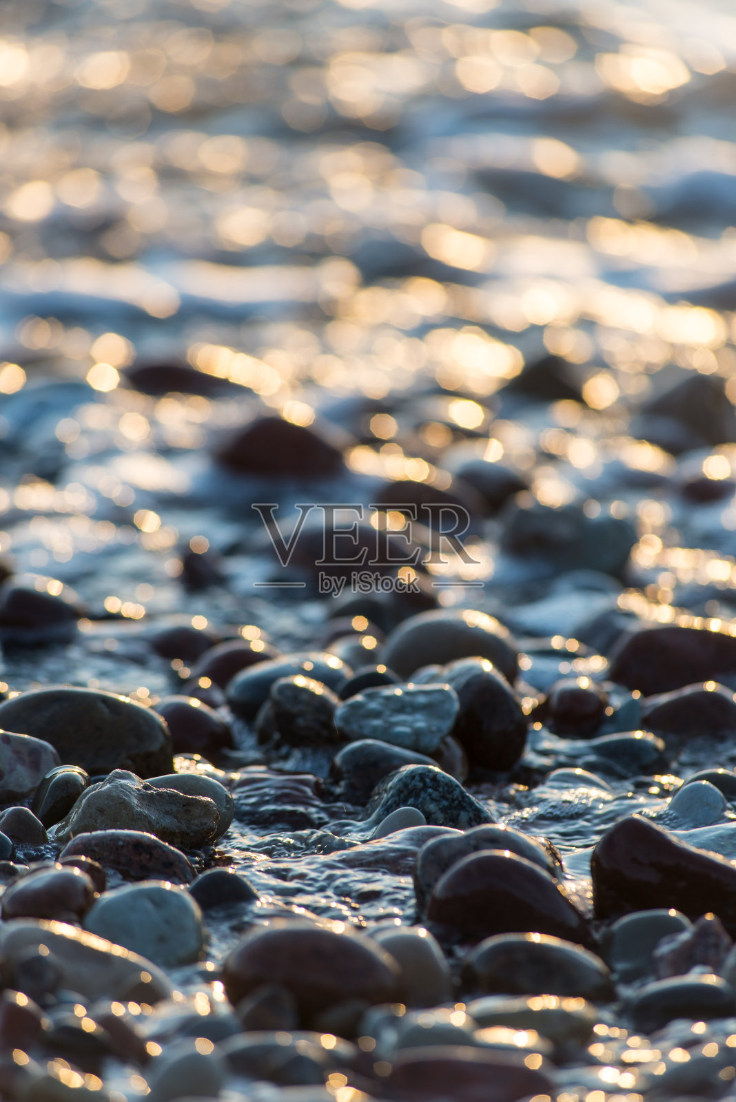 海滩上的石头和海水照片摄影图片