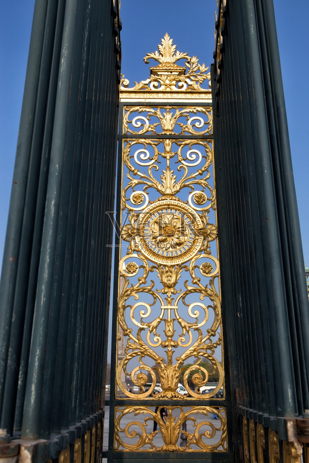 巴黎镀金大门上的装饰品照片摄影图片