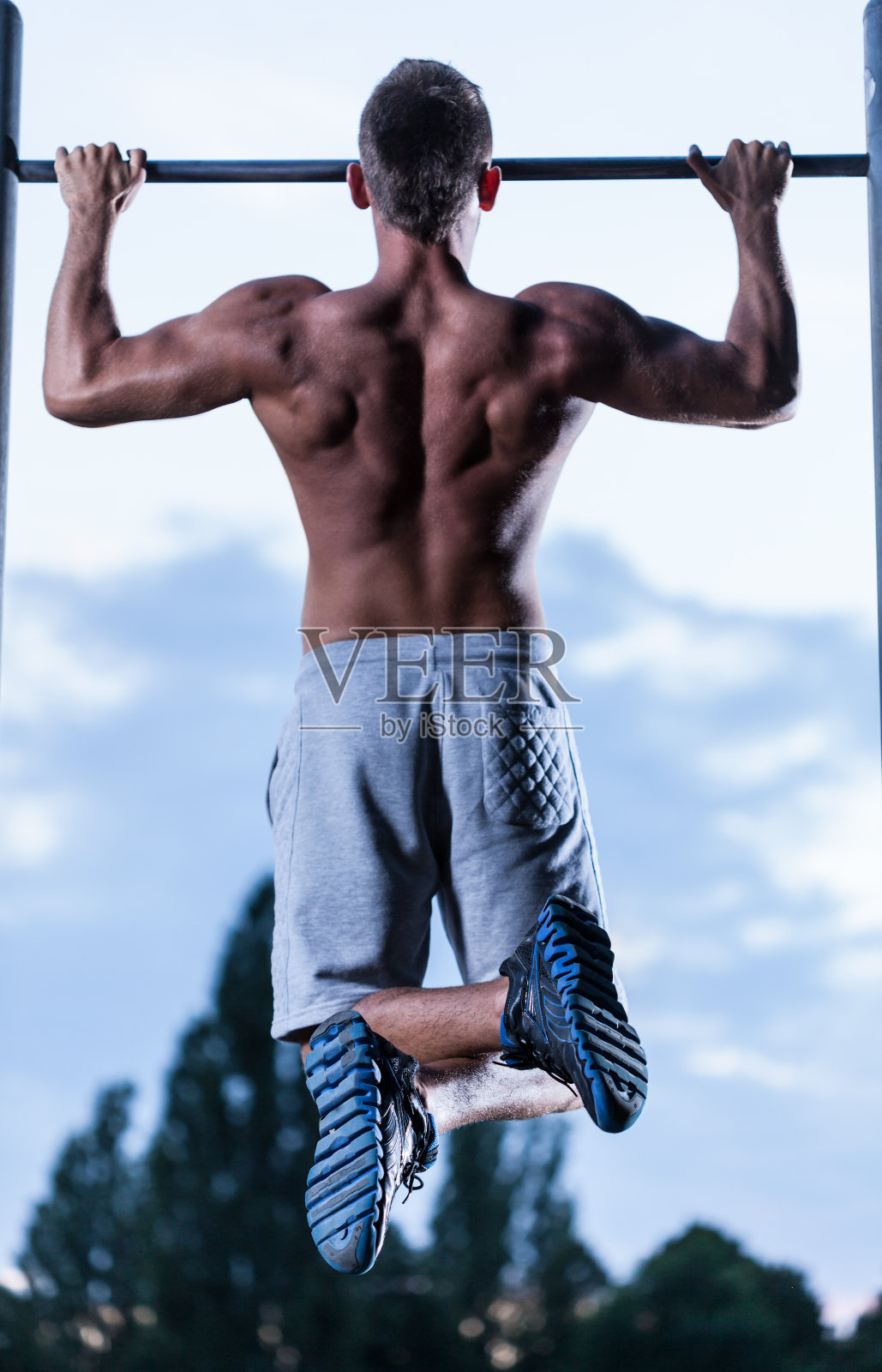 挂在杆子上的运动员照片摄影图片