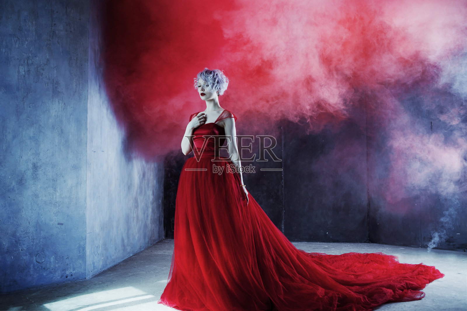 时尚照片的年轻华丽的女人穿着红色的裙子。变形照片摄影图片