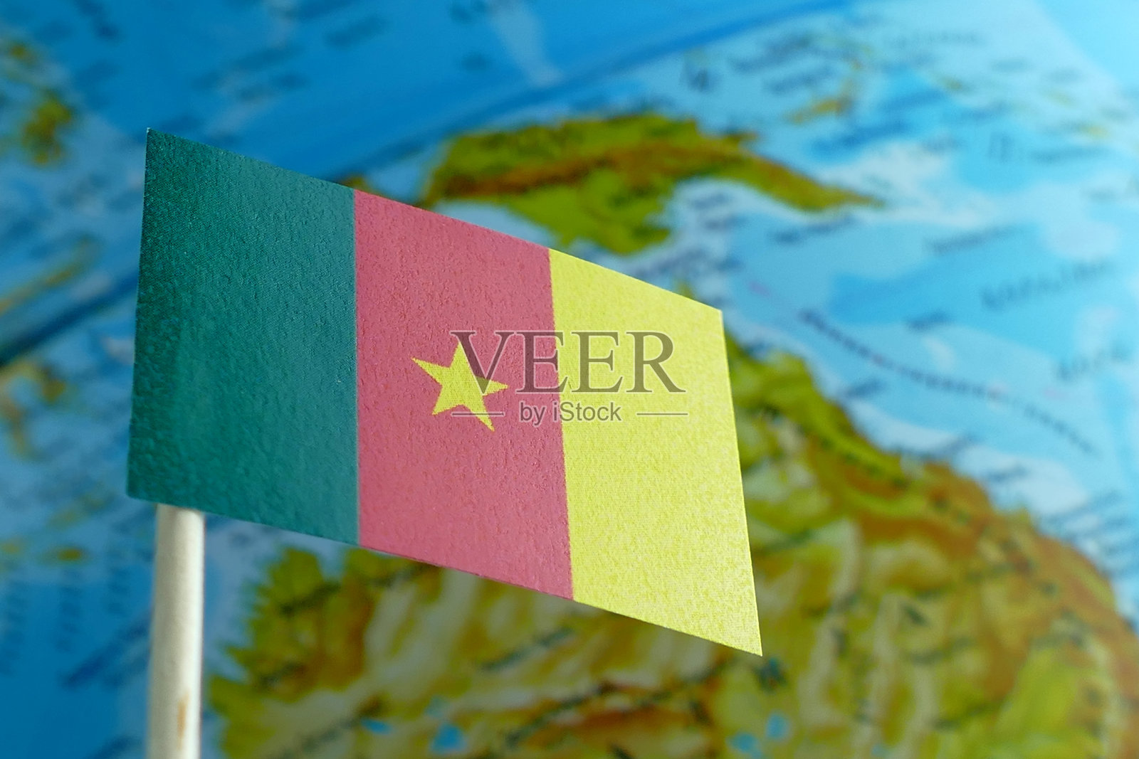 喀麦隆国旗与全球地图作为背景宏照片摄影图片