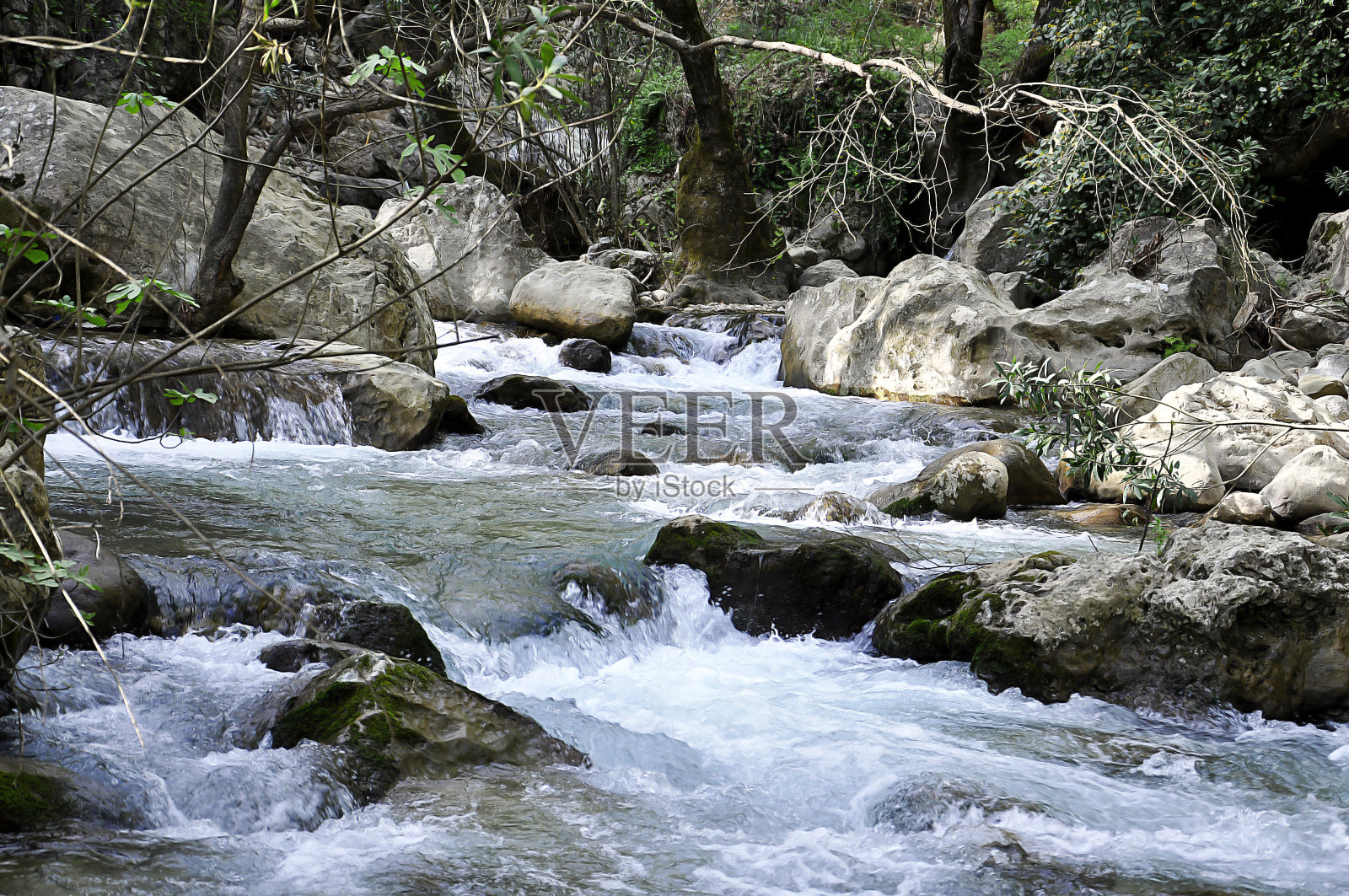 流动的河流照片摄影图片