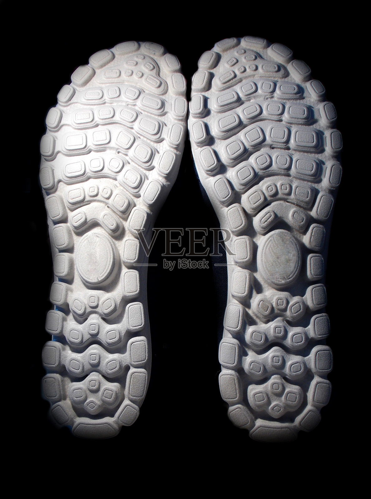 时间把脚上-近距离的形象,我的鞋的底部照片摄影图片