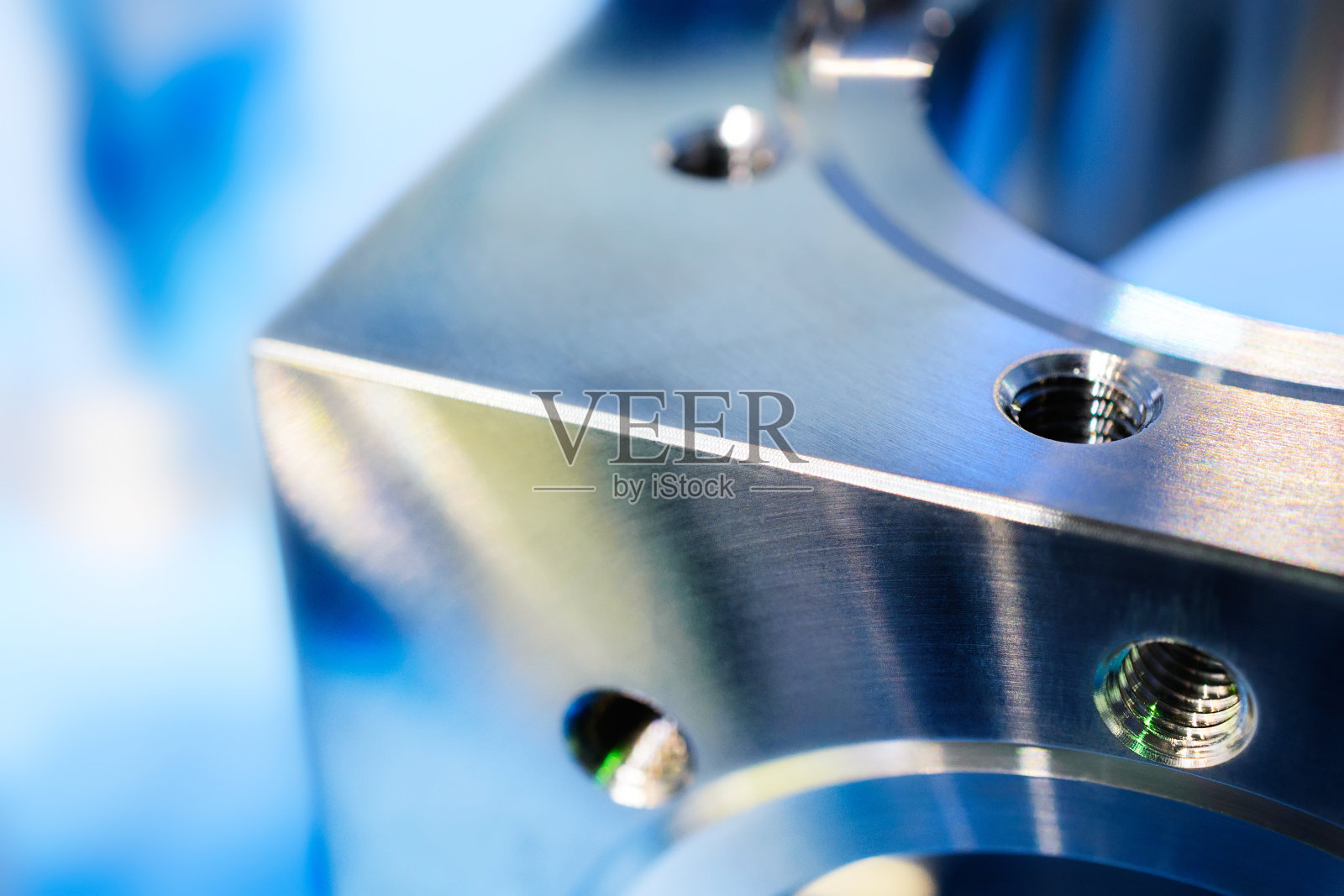 带有孔和米制螺纹的金属立方体碎片。照片摄影图片