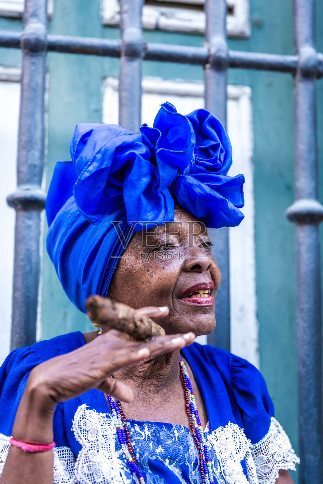 图为古巴哈瓦那一名吸着雪茄的非洲裔古巴妇女照片摄影图片
