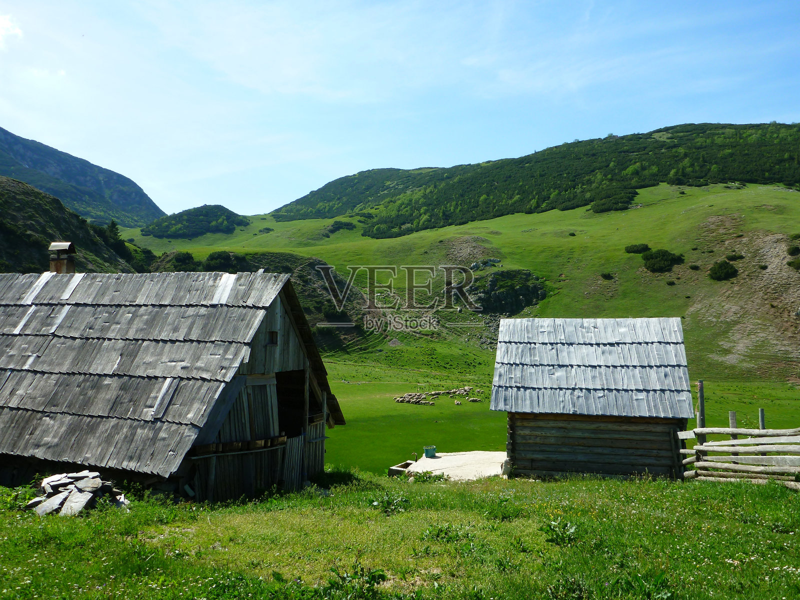 波斯尼亚和黑塞哥维那普罗科斯科湖(Prokoško jezero)附近的木屋照片摄影图片