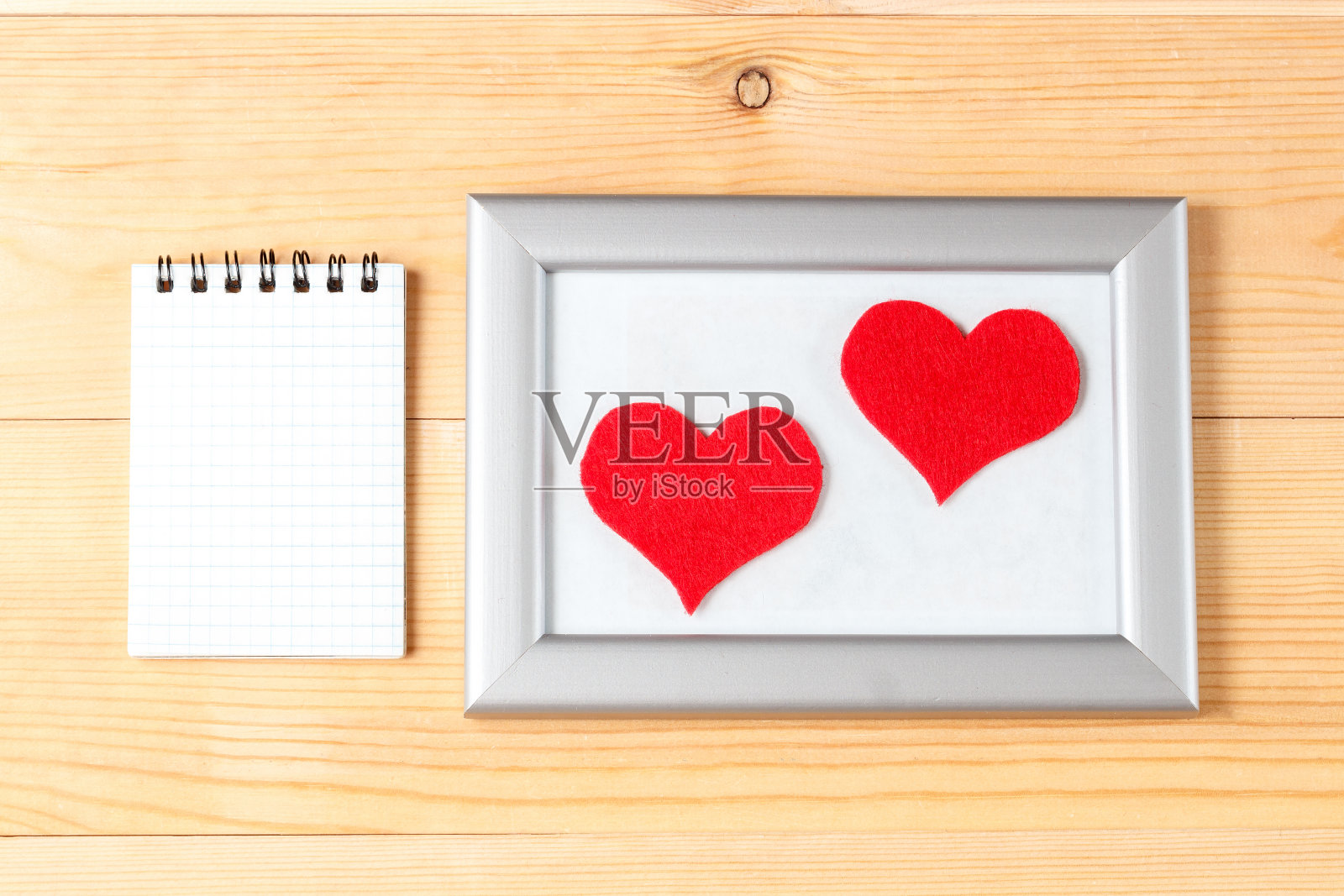 相框,空白卡片和手工心木制背景照片摄影图片