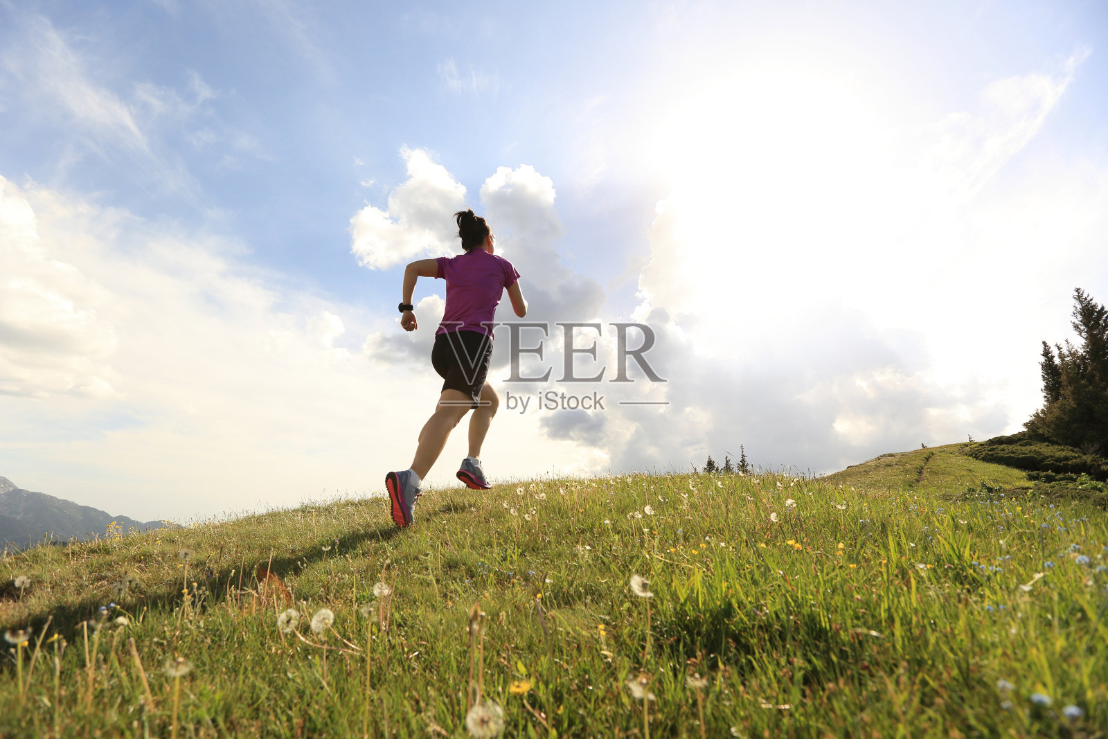 健康年轻女子越野跑在美丽的山峰上照片摄影图片