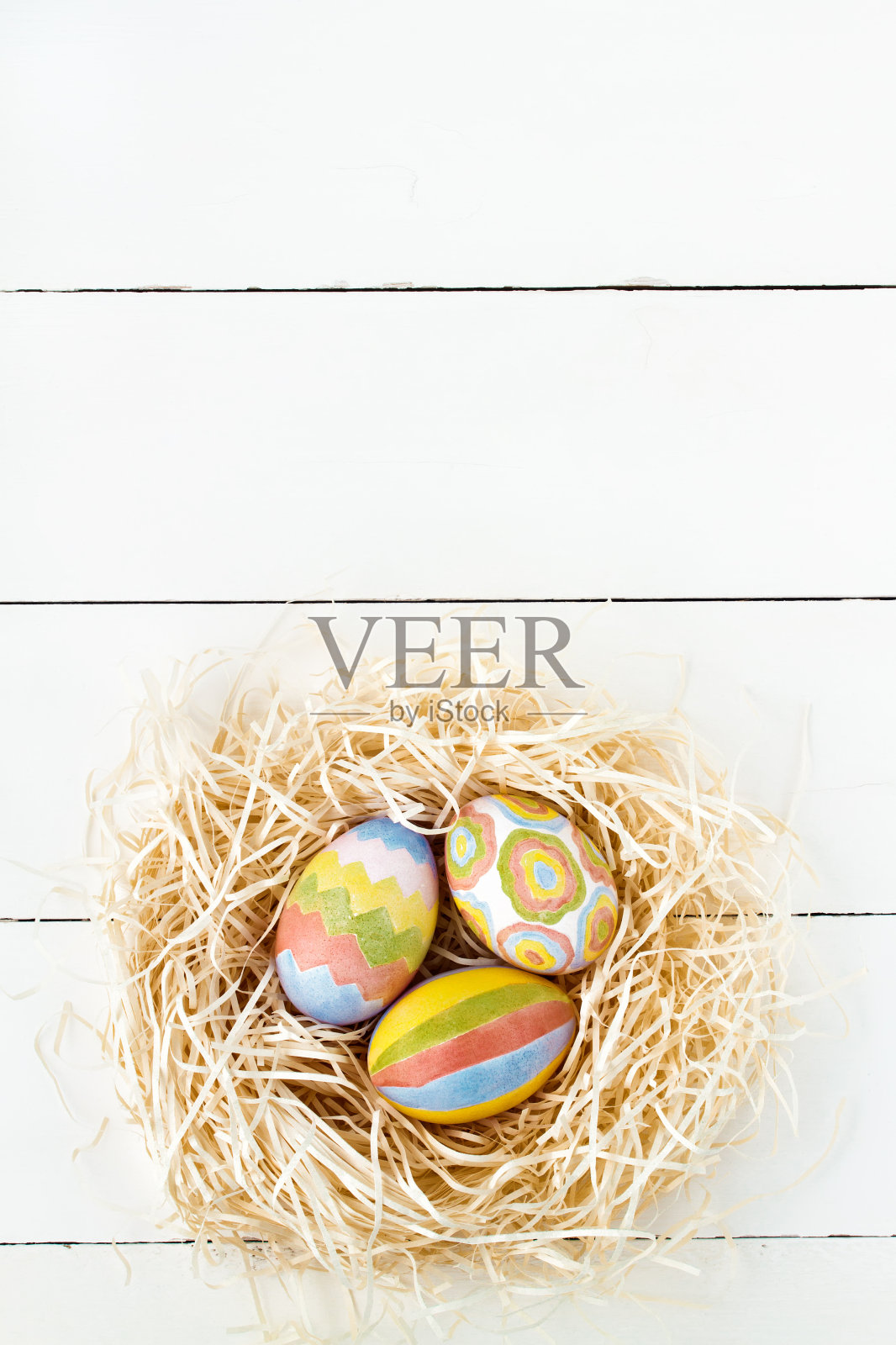 五颜六色的复活节彩蛋在巢里照片摄影图片