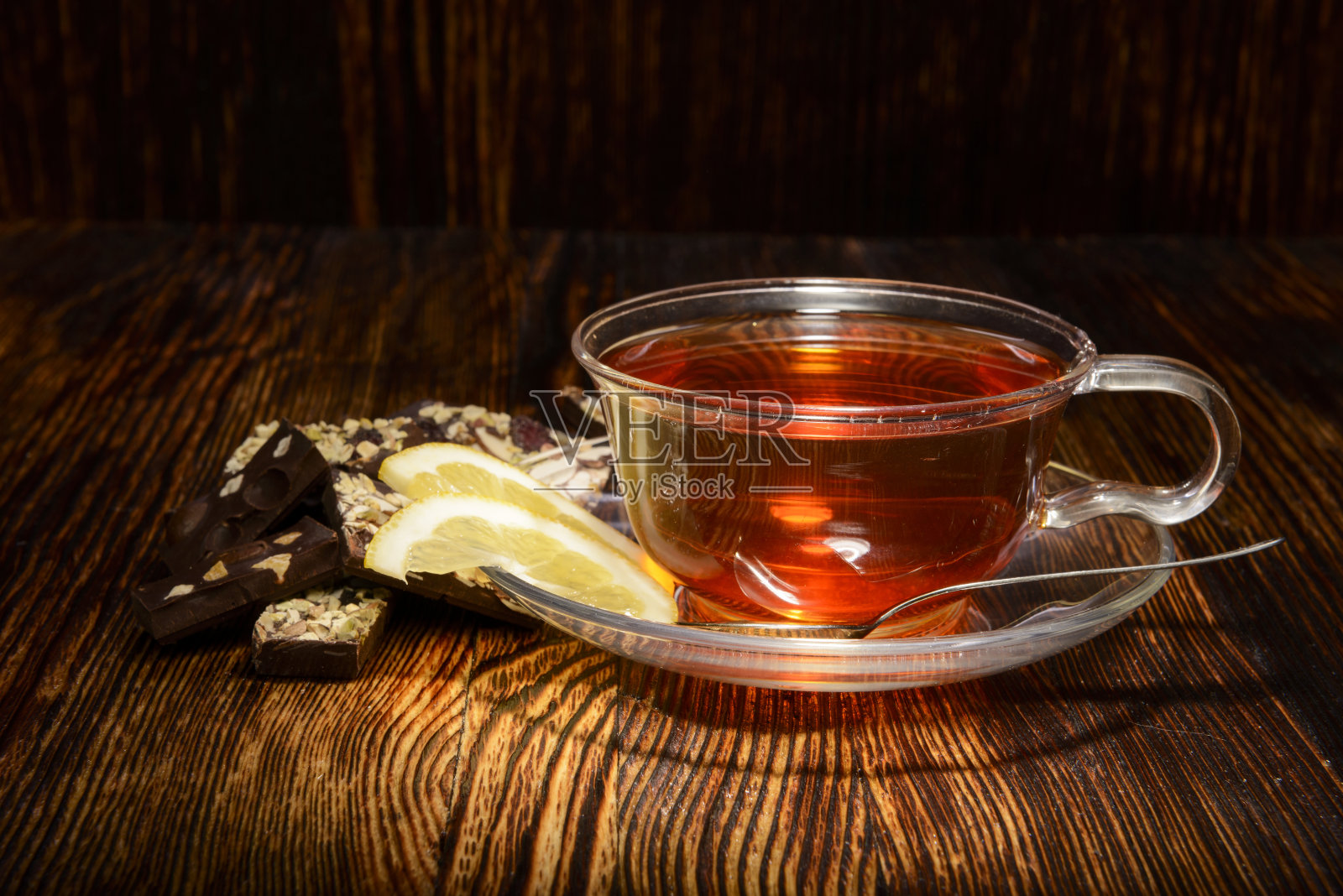 一杯柠檬茶在木制的背景照片摄影图片
