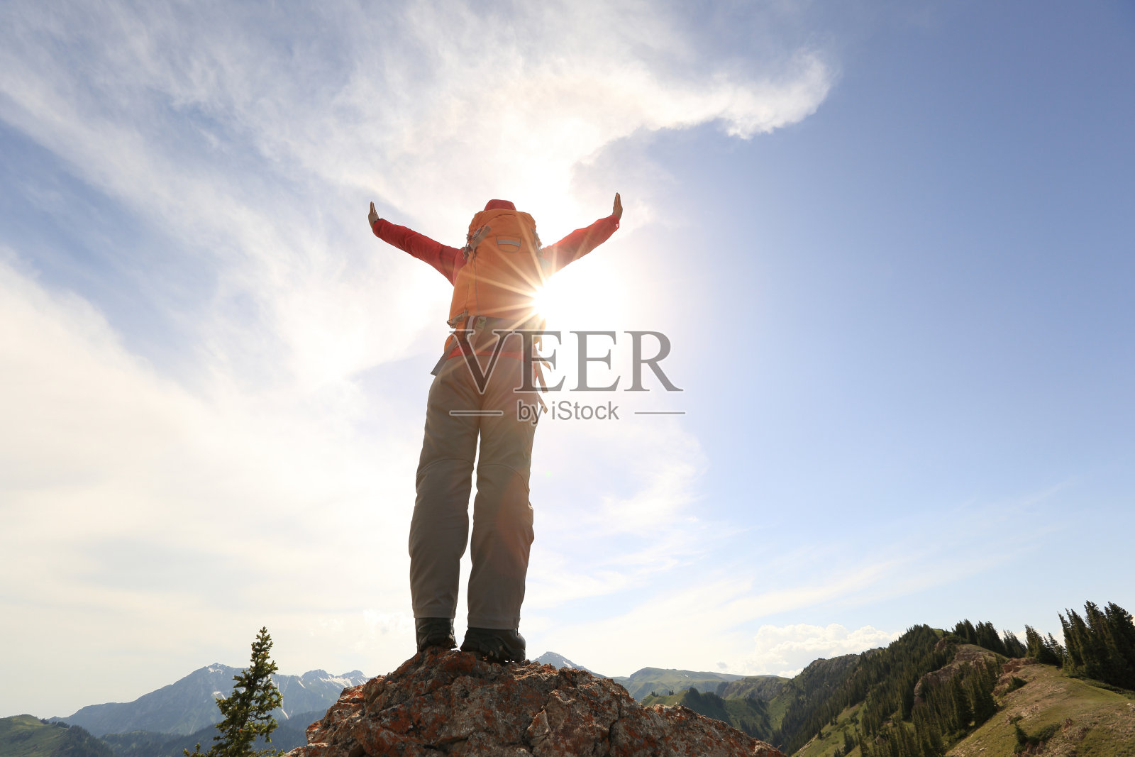 成功女背包客欣赏山顶悬崖的风景照片摄影图片