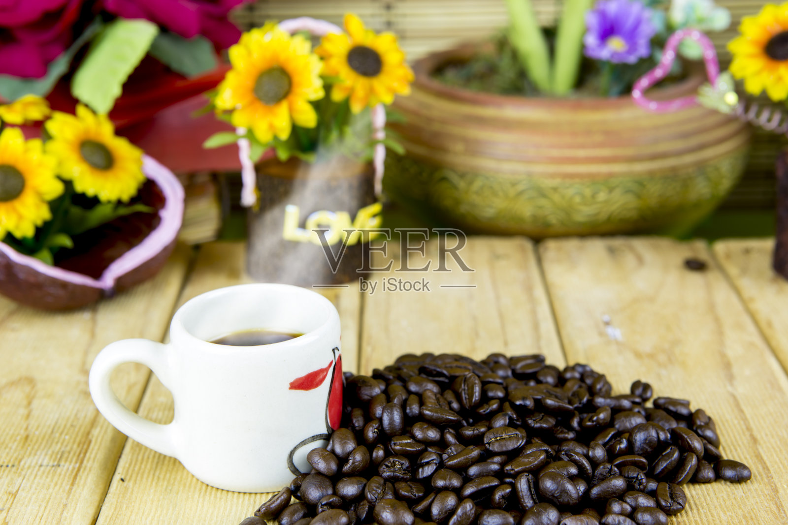 一杯咖啡豆。照片摄影图片