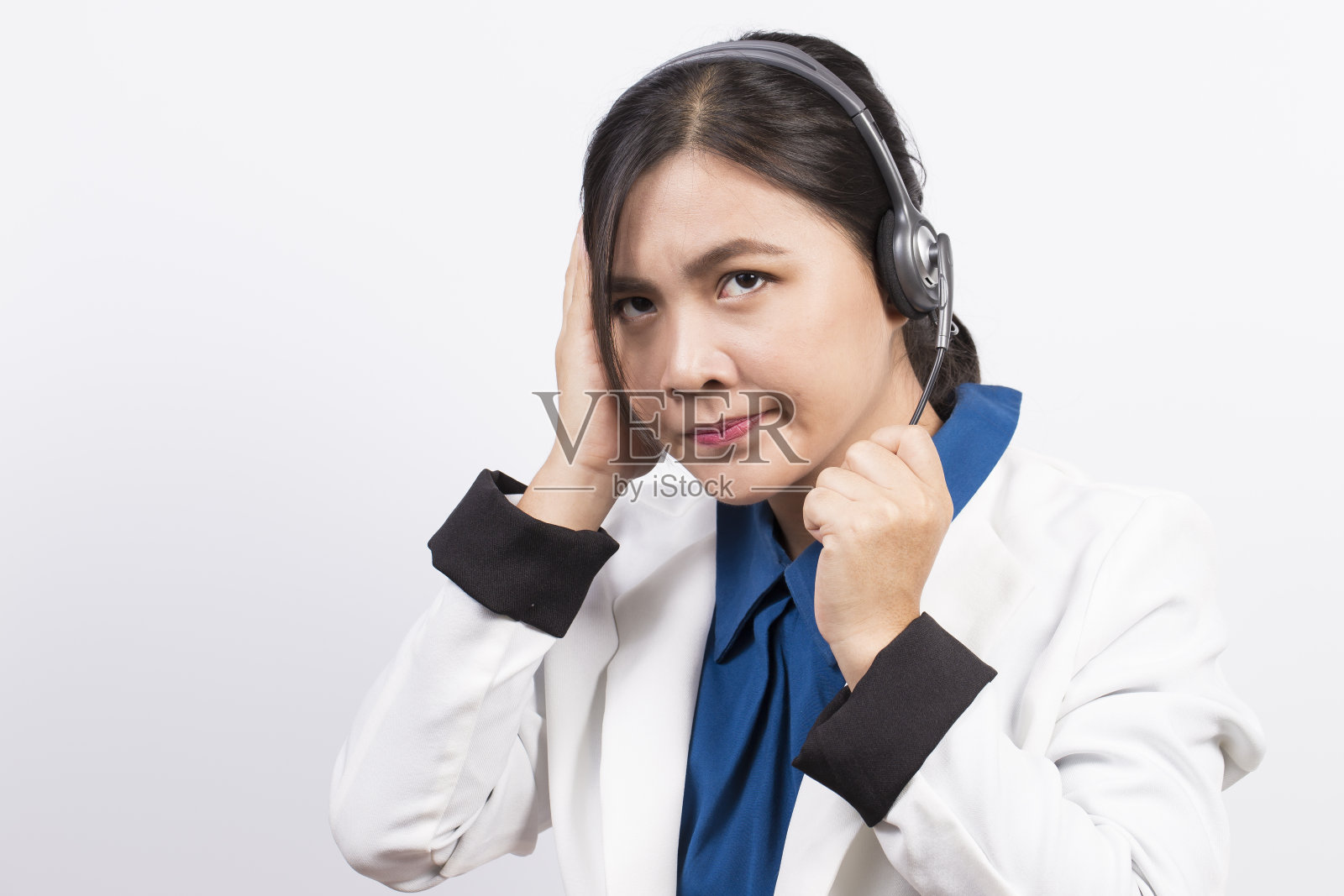 戴耳机的操作员或女商人感到困惑照片摄影图片